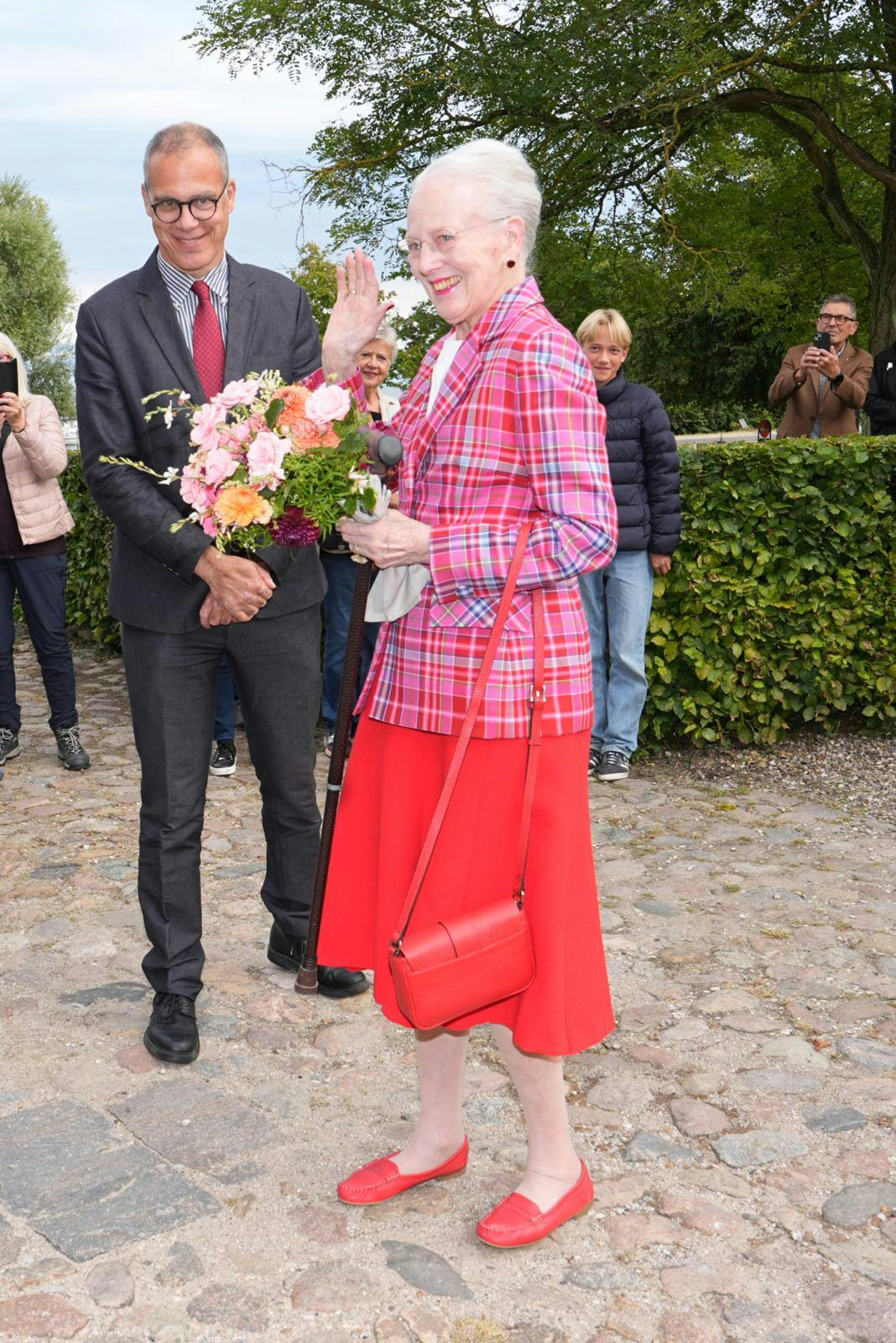 Dronning Margrethe vinkede til de fremmødte, da hun ankom til Rungstedlund.