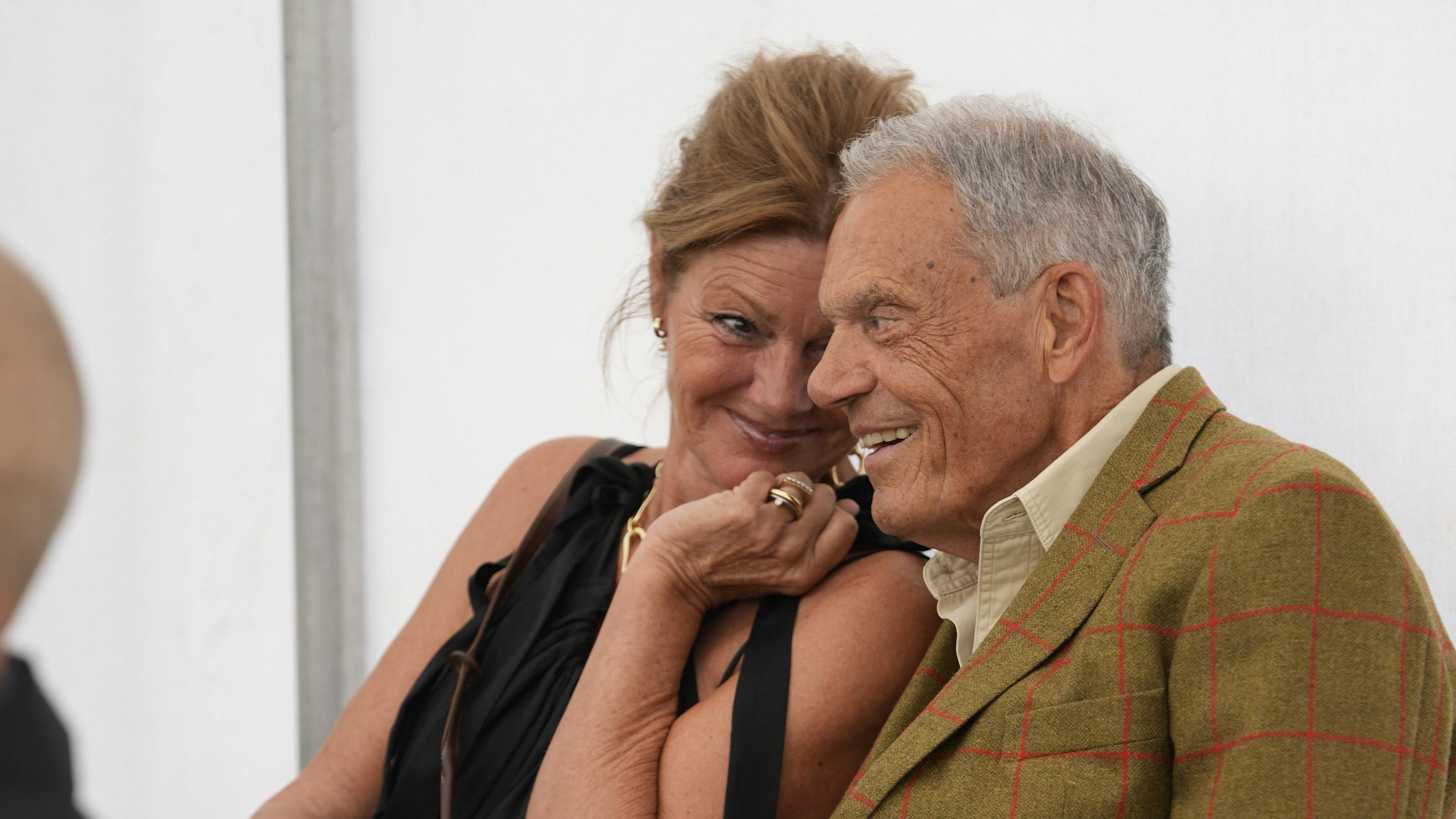 Karsten Ree har taget et kvindeligt bekendtskab med til Rungstedlund-prisen - og de to ser ud til at hygge sig i hinandens selskab.