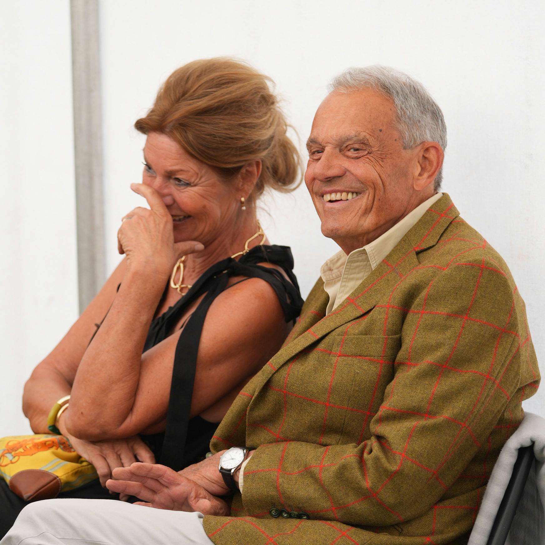 Karsten Ree har taget et kvindeligt bekendtskab med til Rungstedlund-prisen - og de to ser ud til at hygge sig i hinandens selskab.