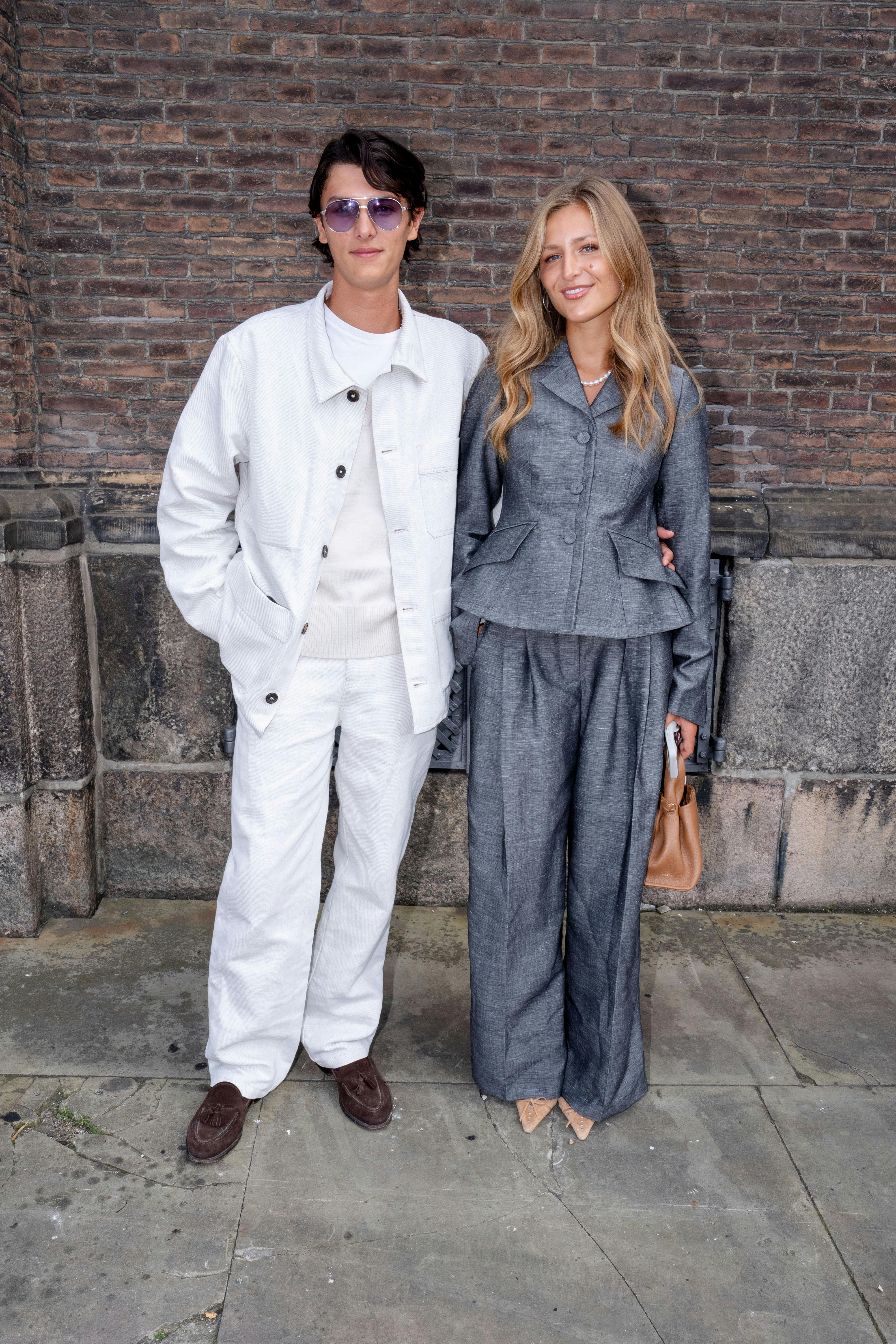 Opgavebeskrivelse:Modeshow: Mark Kenly Domino Tan Sted: Kunsthal Charlottenborg, Kongens Nytorv 1, 1050 KBH K Straks-foto Journalist: Camilla Maria Johansen, tlf. 40959616 