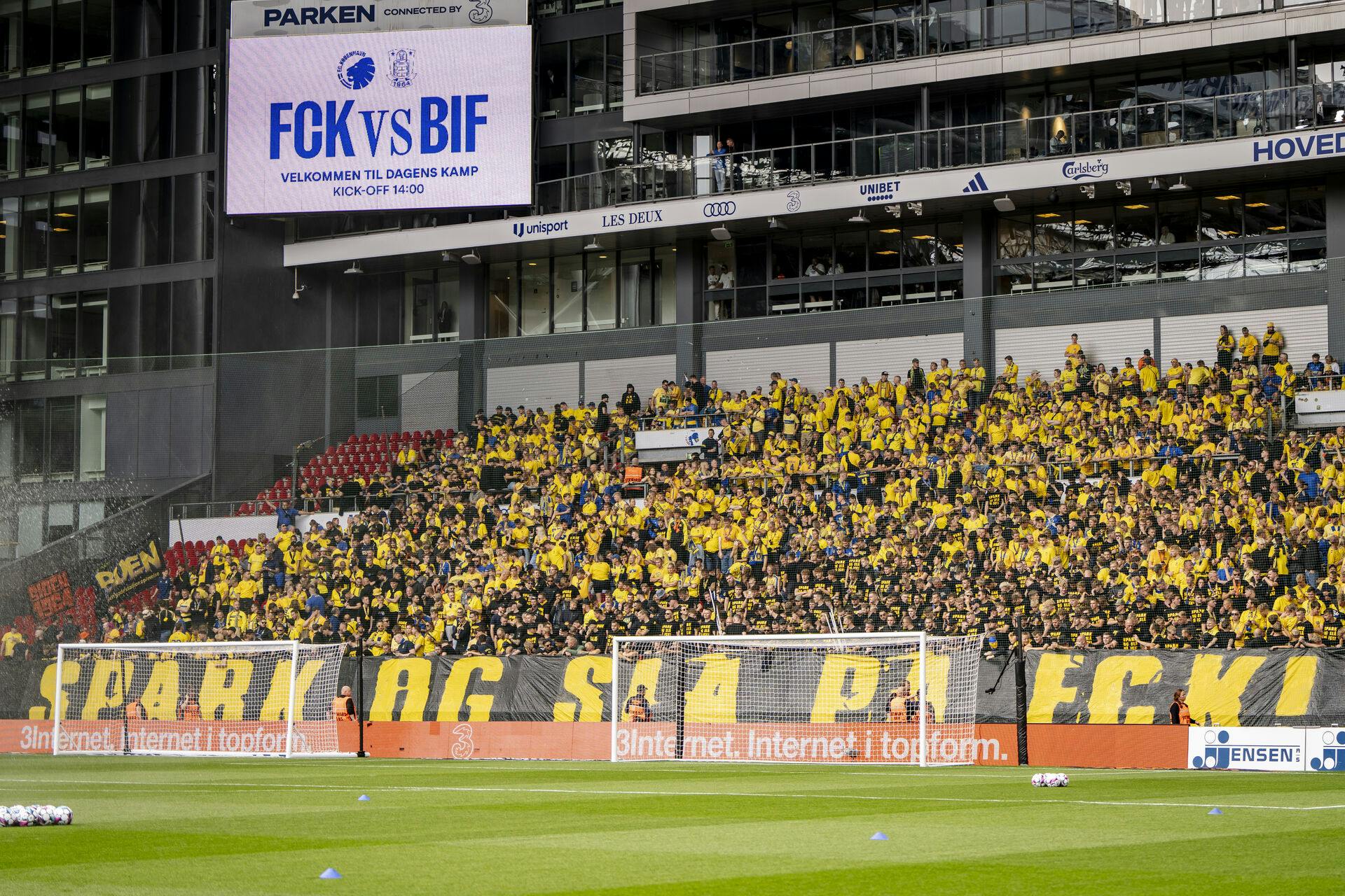 Syv Brøndby-fans står ifølge anklager Mathias Johannsen bag et overfald mod tre FCK-fans sidste år, da FCK mødte Hvidovre. Telegram-beskeder er ifølge Mathias Johannsen et centralt bevis i sagen på, at de syv mænd er skyldige.