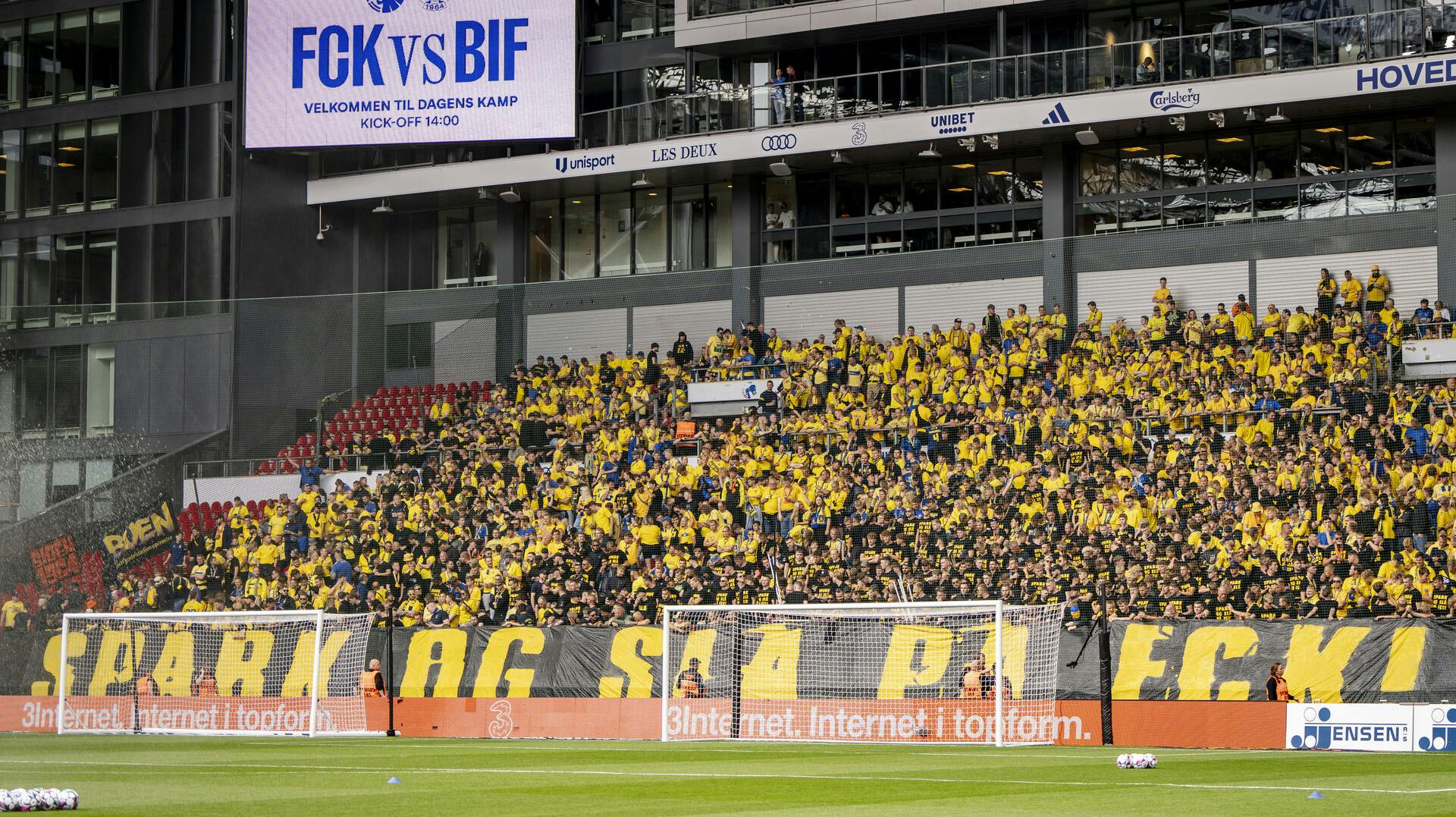 Syv Brøndby-fans står ifølge anklager Mathias Johannsen bag et overfald mod tre FCK-fans sidste år, da FCK mødte Hvidovre. Telegram-beskeder er ifølge Mathias Johannsen et centralt bevis i sagen på, at de syv mænd er skyldige.