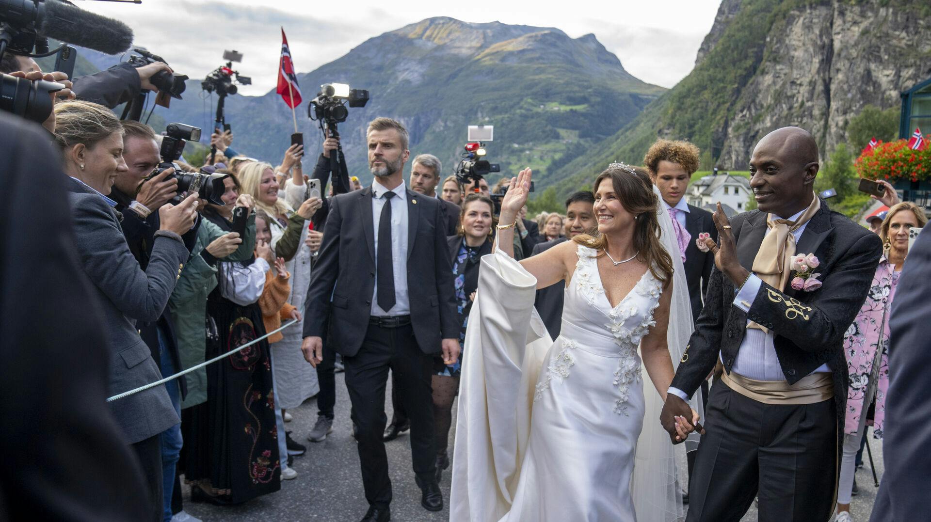 Billedrettighederne fra parret bryllups er blevet solgt eksklusivt til Hello! Magazine og Netflix, som arbejder på en dokumentar om det royale par.