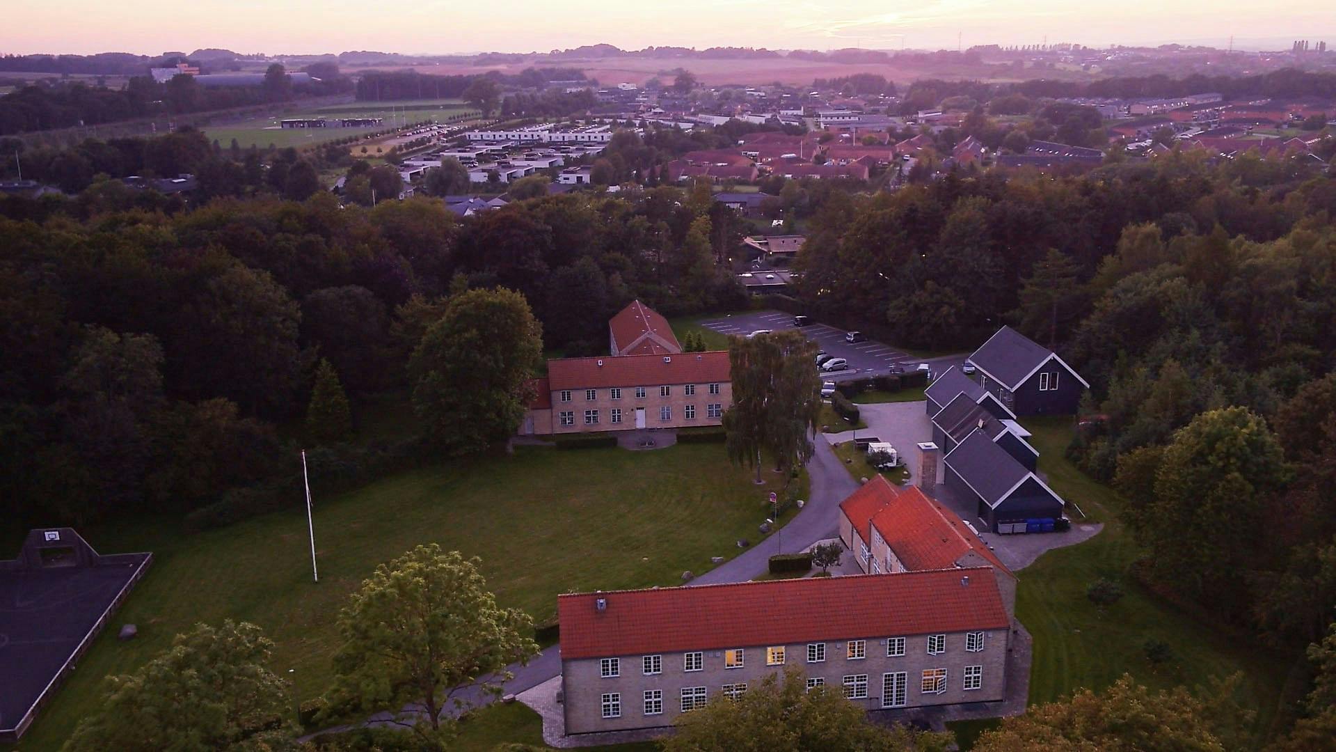 Behandlingshjemmet Bøgholt ved Aarhus var tidligere et anerkendt sted, hvor de blev kendte for deres pædagogiske metoder. Ny dokumentar afslører, at forholdene i mange tilfælde har været umenneskelige.