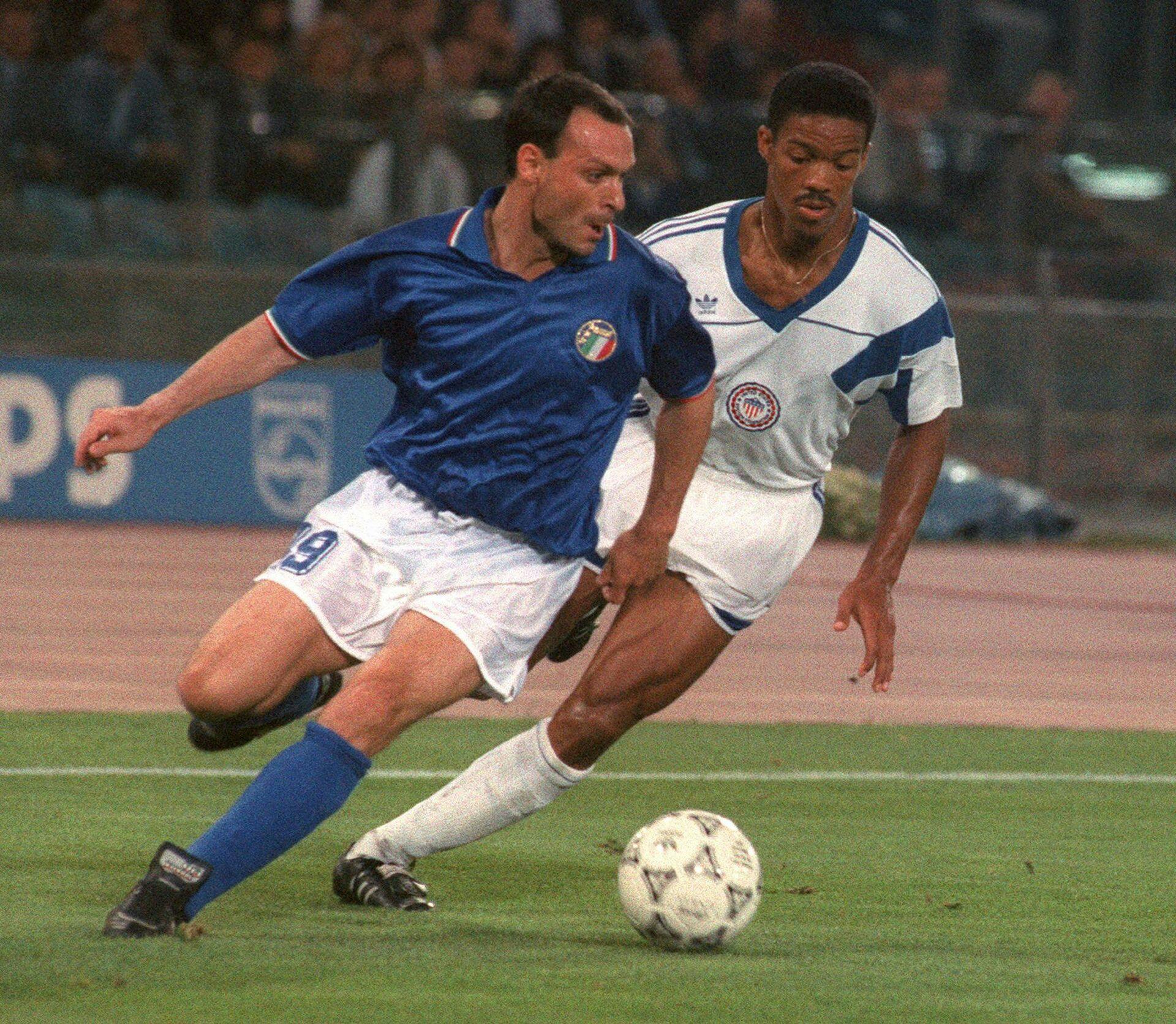 Italian forward Salvatore Schillaci (L) tries to control the ball under pressure from US defender Jimmy Banks during the World Cup first round soccer match between Italy and the United States 14 June 1990 in Rome. Italy won 1-0. AFP PHOTO