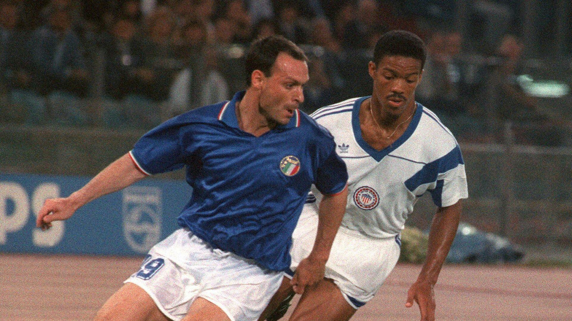 Italian forward Salvatore Schillaci (L) tries to control the ball under pressure from US defender Jimmy Banks during the World Cup first round soccer match between Italy and the United States 14 June 1990 in Rome. Italy won 1-0. AFP PHOTO