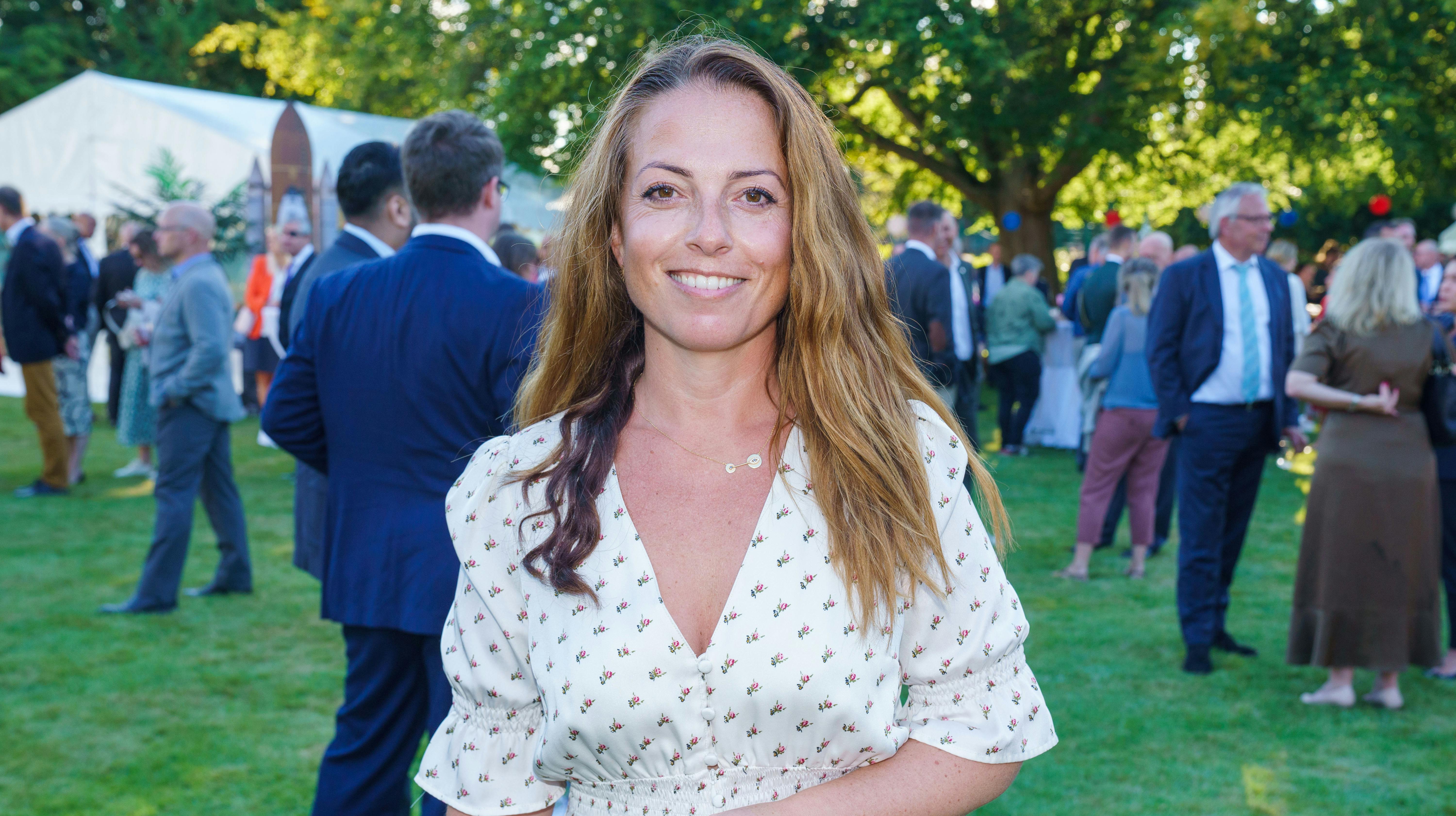 Miriam Zesler ser glad ud for tiden, hvor hun spiser is med Carlos.