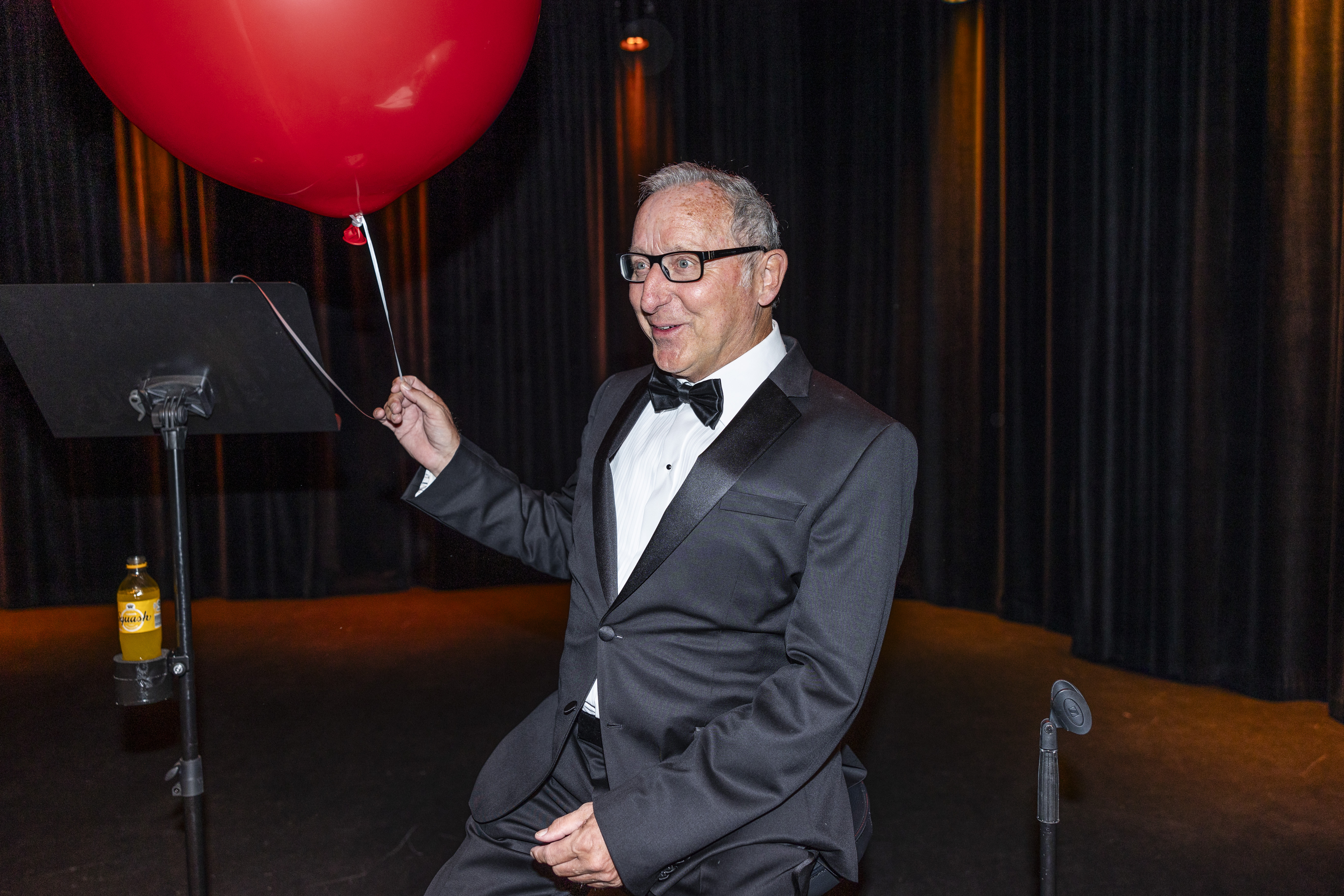 Finn Nørbygaards show "Mit liv som klovn" har premiere på Bremen teater, hvor flere kendte gæster er mødt op.