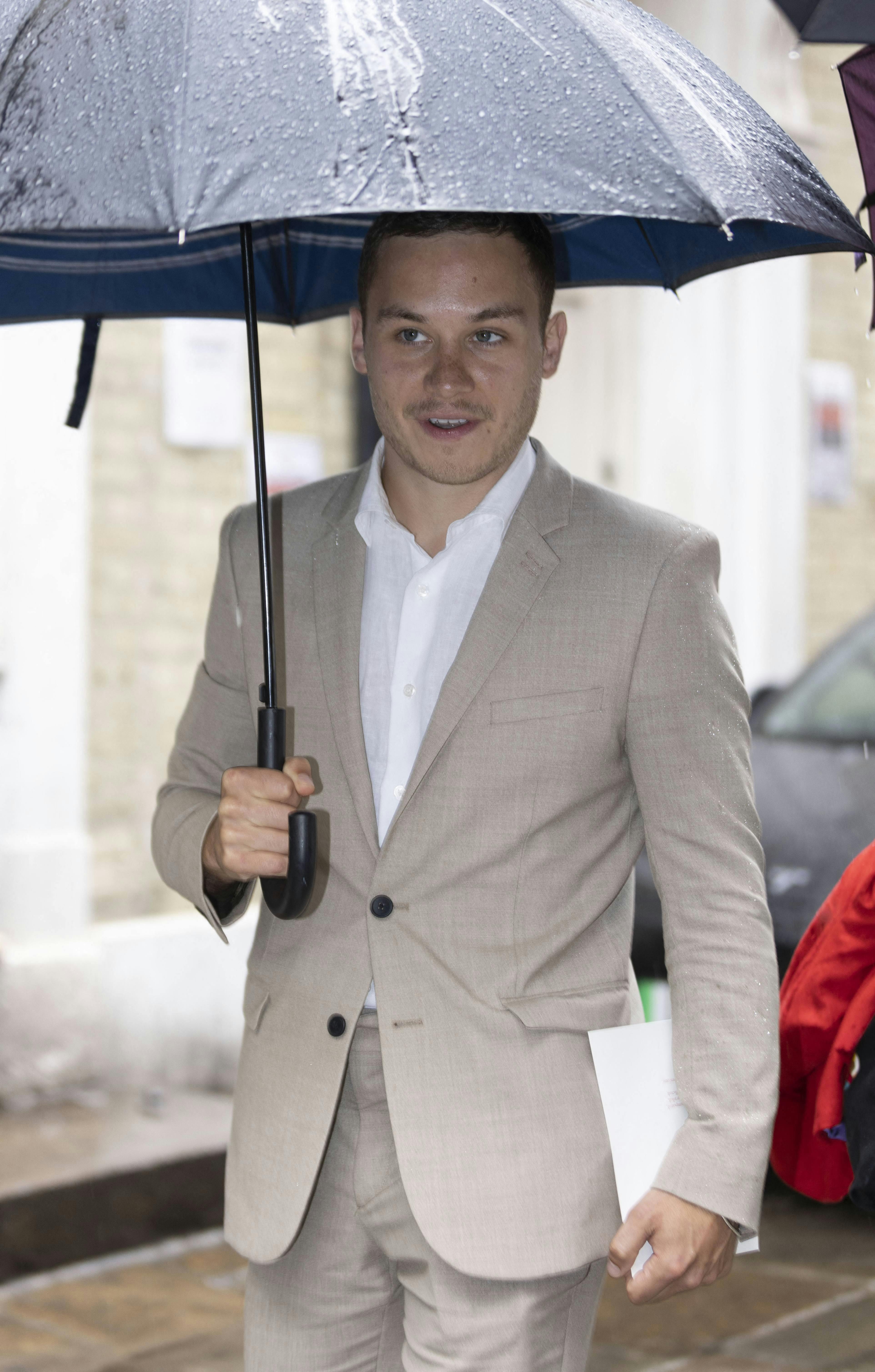 Finn Cole er 26 år og ligeledes fra Storbritannien