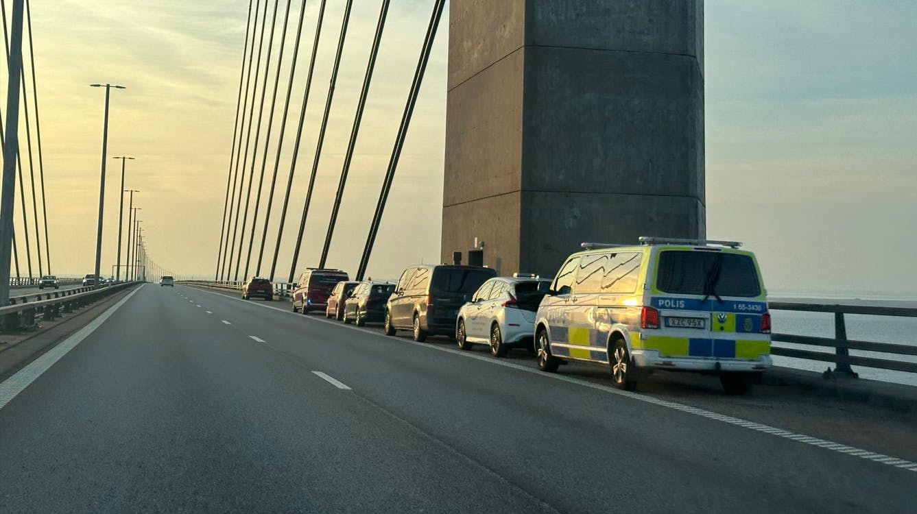 Onsdag aften er svensk politi til stede med bomberyddere ved Øresundsbroen. Der skulle ifølge SVT's oplysninger være blevet fundet håndgranater i en bil, som det svenske toldvæsen har stoppet.