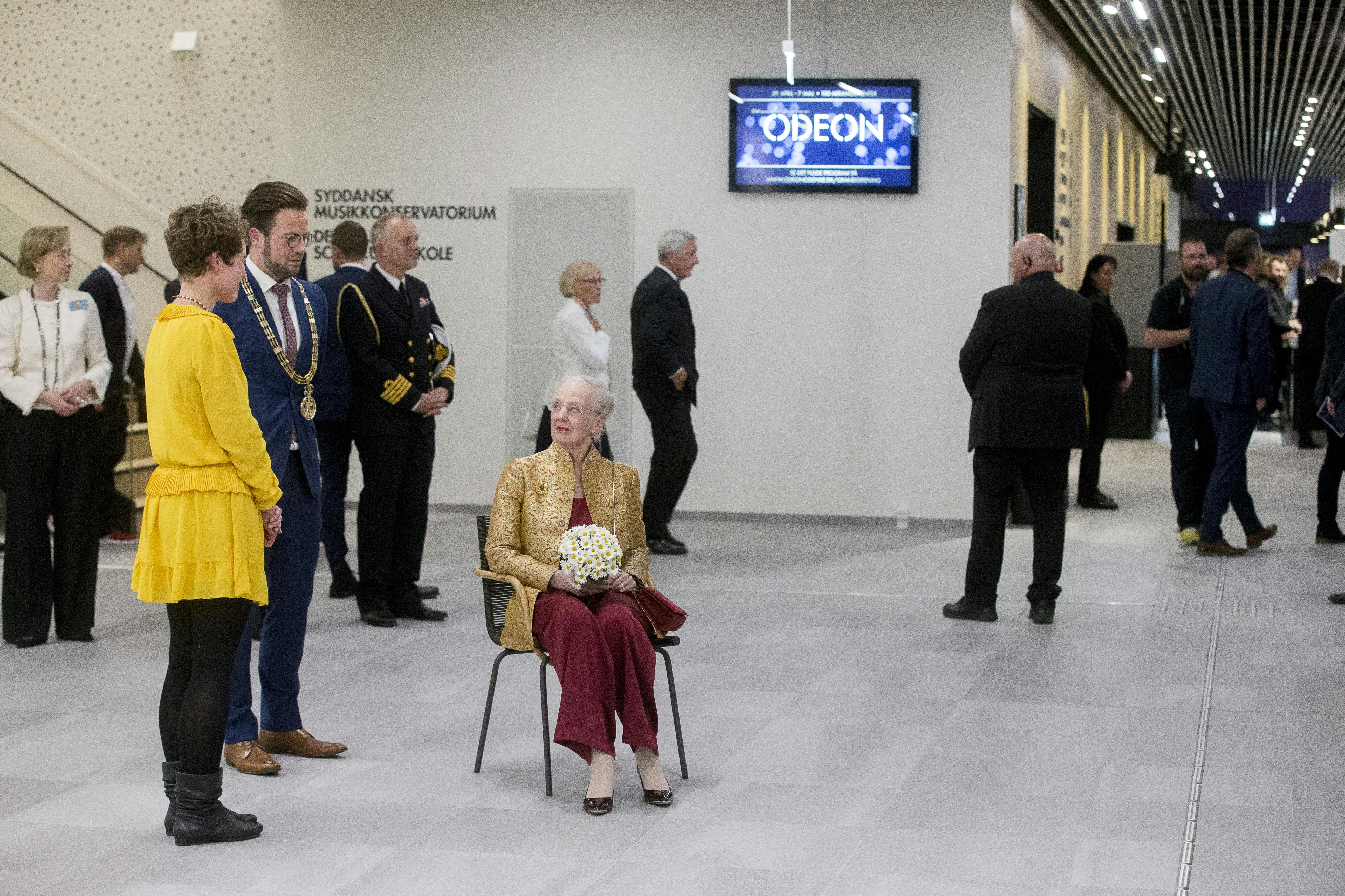 Dronning Margrethe ankommer til  Odeon - Odenses ny kulturhus. Margrethe taler bl.a. med en kunstner ( Kathrine Ærtebjerg ) som har lavet nogle malerier til kulturhuset.Sted: Odeon, OdenseJour: AviayaFoto: © Thomas LaursenDato: 20170505 .