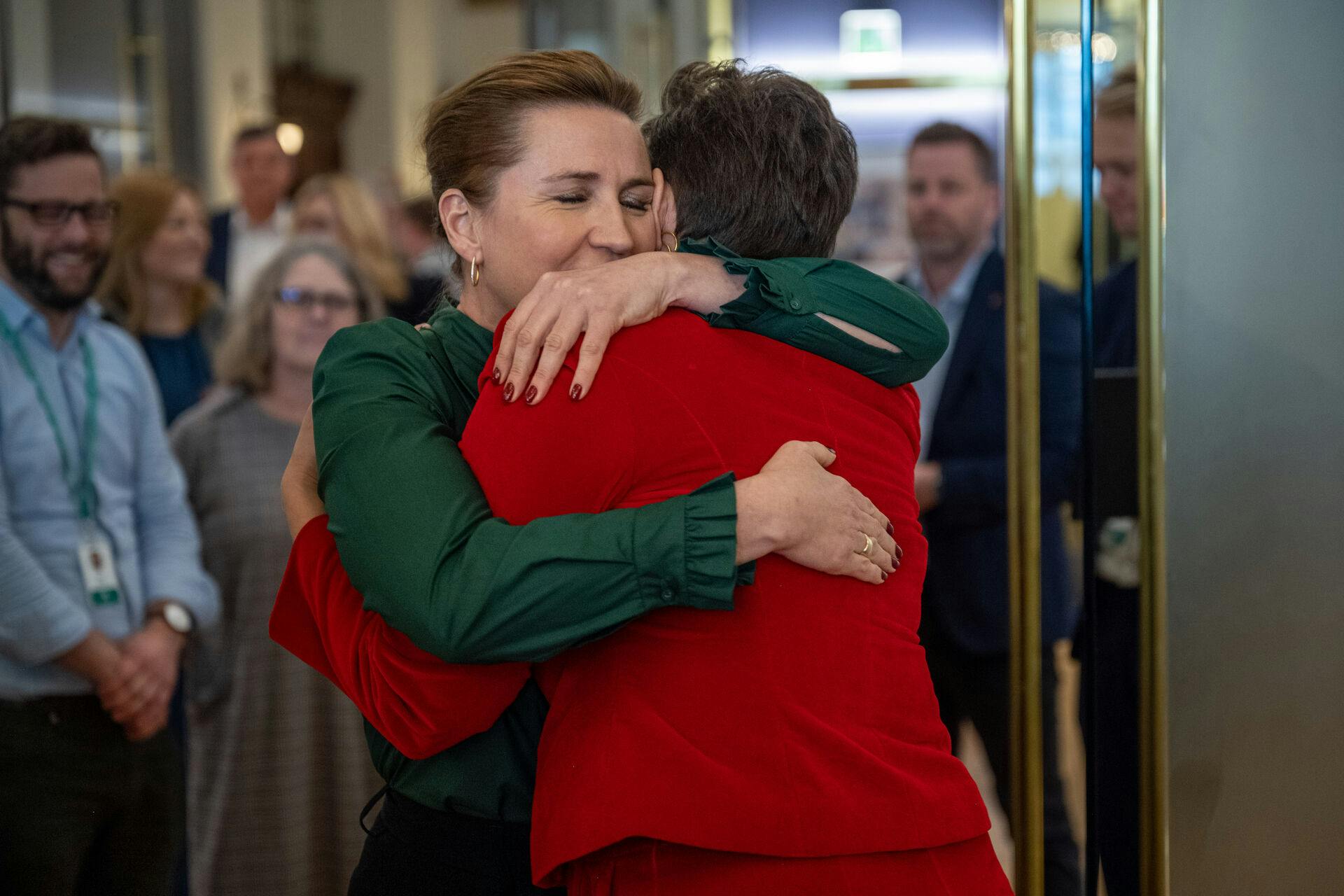 Mette Frederiksen og Pia Olsen Dyhr er normalt fine venner. Men i politik gælder alle kneb.