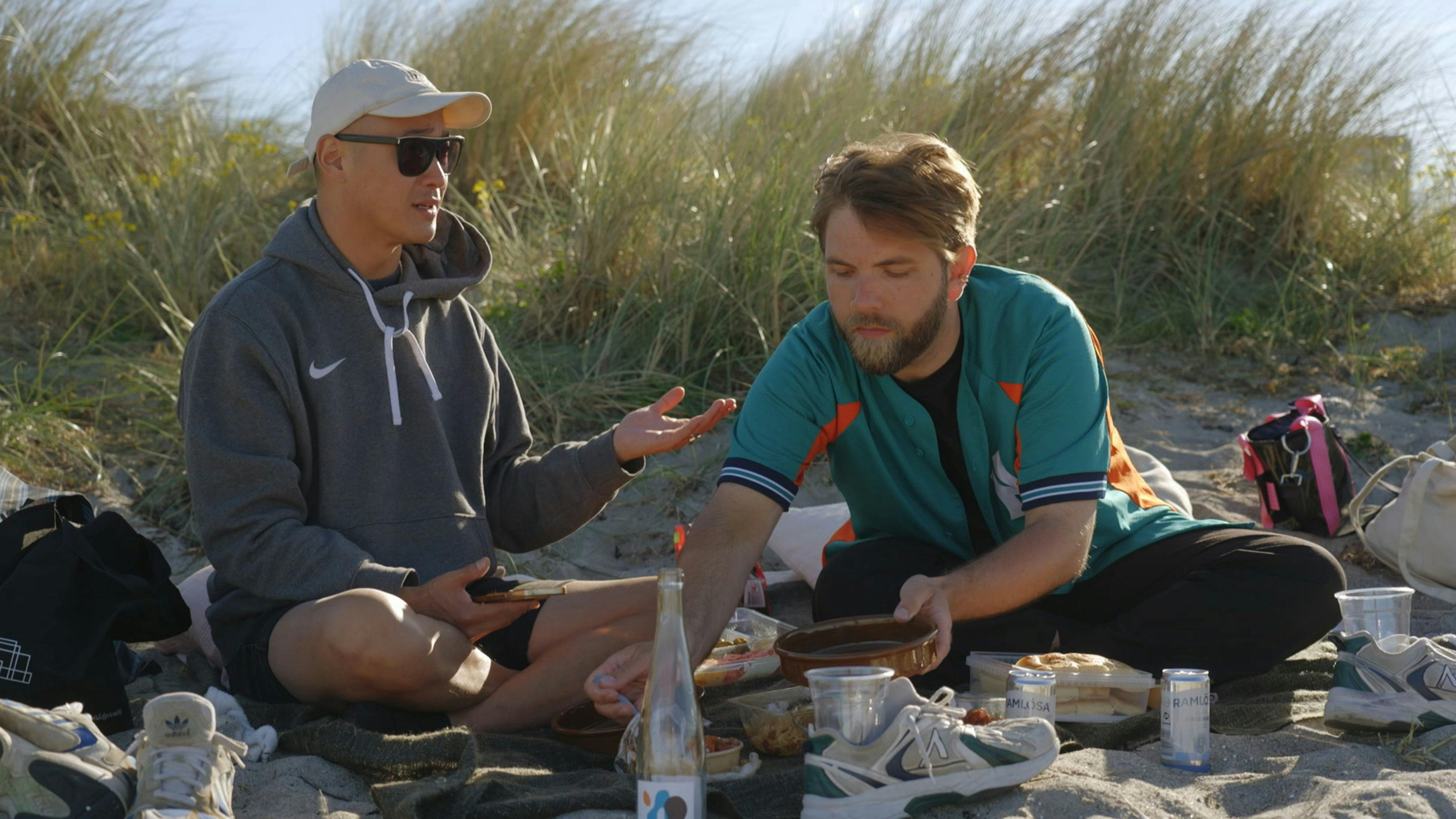 Søren og Morten tager på strandpicnic for at komme lidt ud af det lille hjem, men det er ikke nok luft for Morten, der beder Søren om at flytte ud igen.