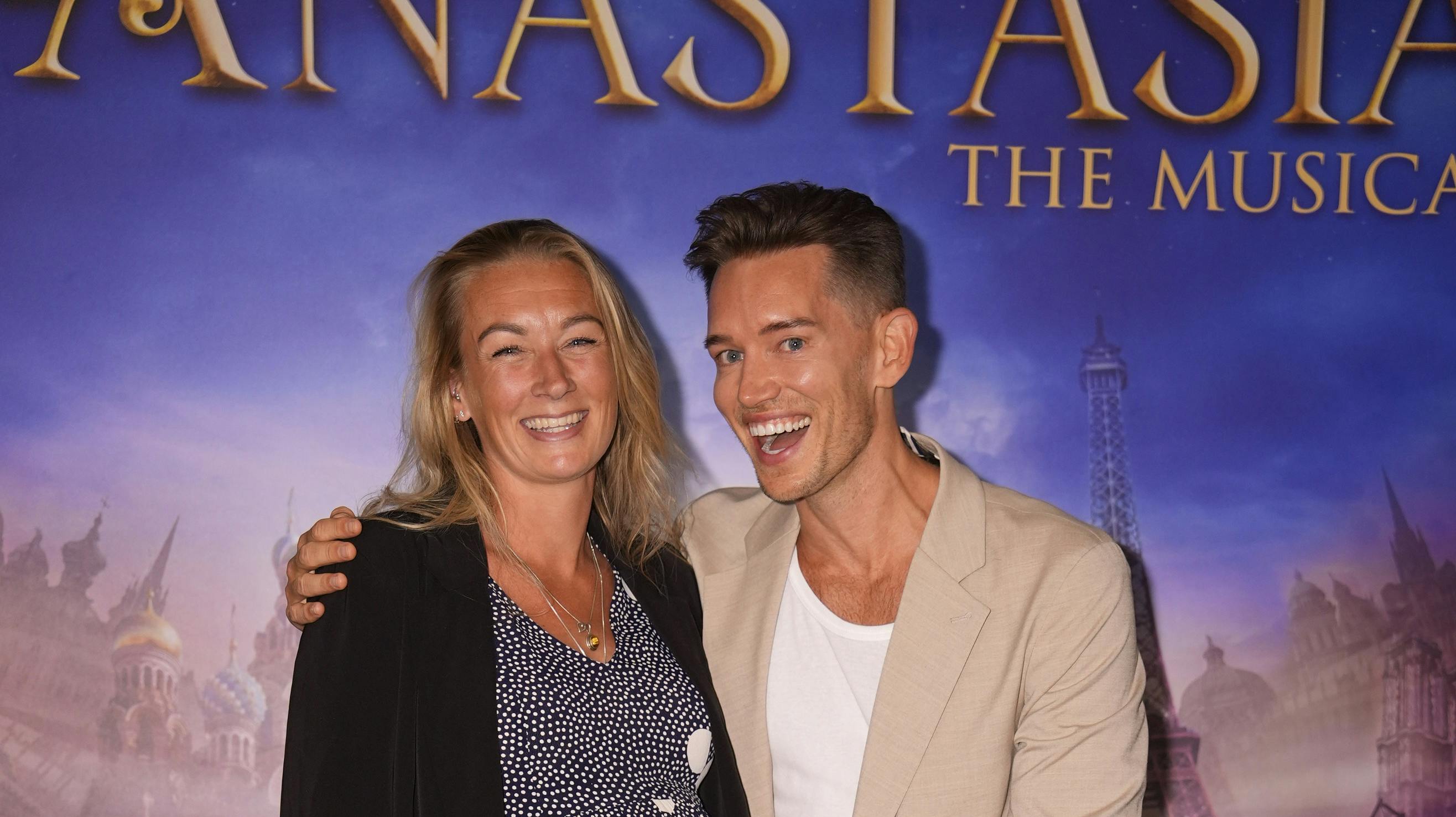 Morten Kjeldgaard har taget Nanna Brandt, som bærer han og Frederik Hauns ufødte barn, med på den røde løber torsdag aften.