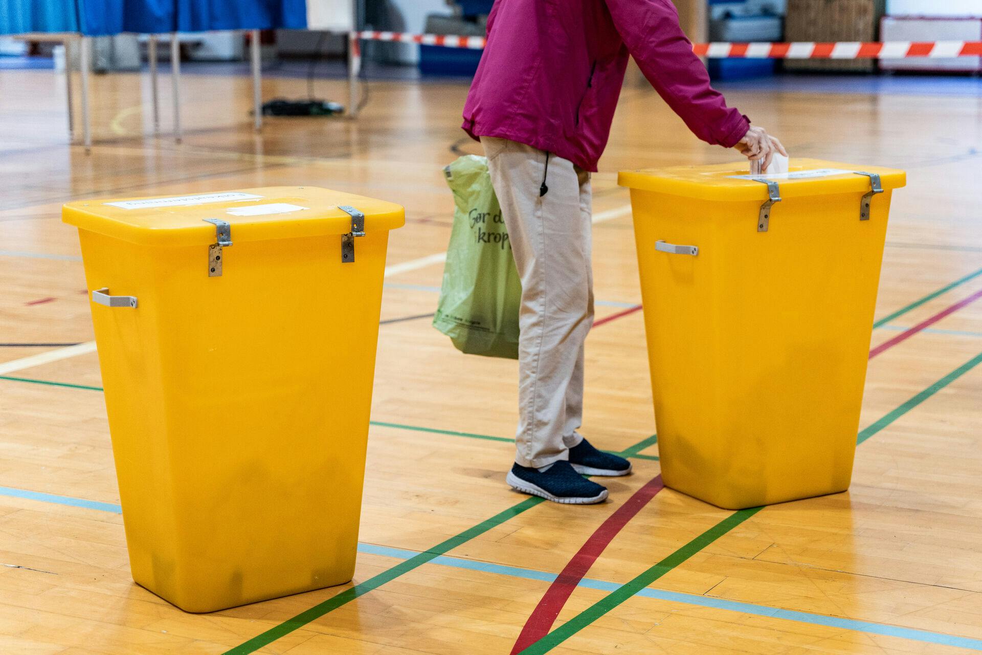 Står det til anklagemyndigheden, så skal en byrådspolitiker idømmes en fængselsstraf for at have begået vold mod en kvinde sidste år.