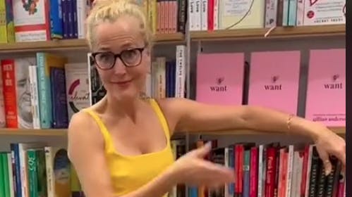 Gillian Anderson har samlet kvindernes frække fantasier i bogen Want.