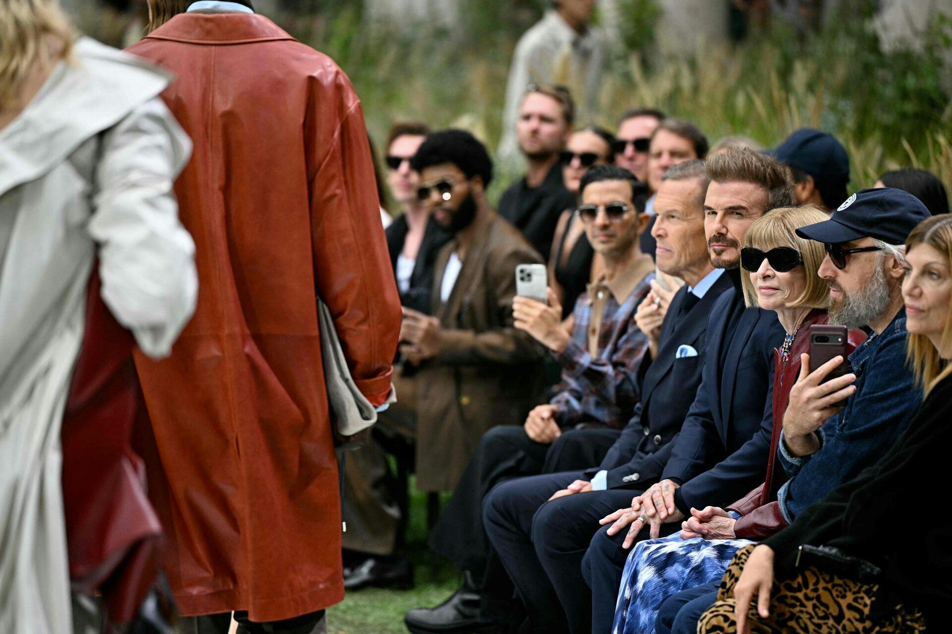 Hugo Boss Ceo Daniel Grieder, British former football player David Beckham (C) and British-US editor-in-chief of Vogue Anna Wintour attend the Boss collection show at Milan's Fashion Week Womenswear Spring / Summer 2025, on September 18, 2024 in Milan. (Photo by Gabriel BOUYS / AFP)