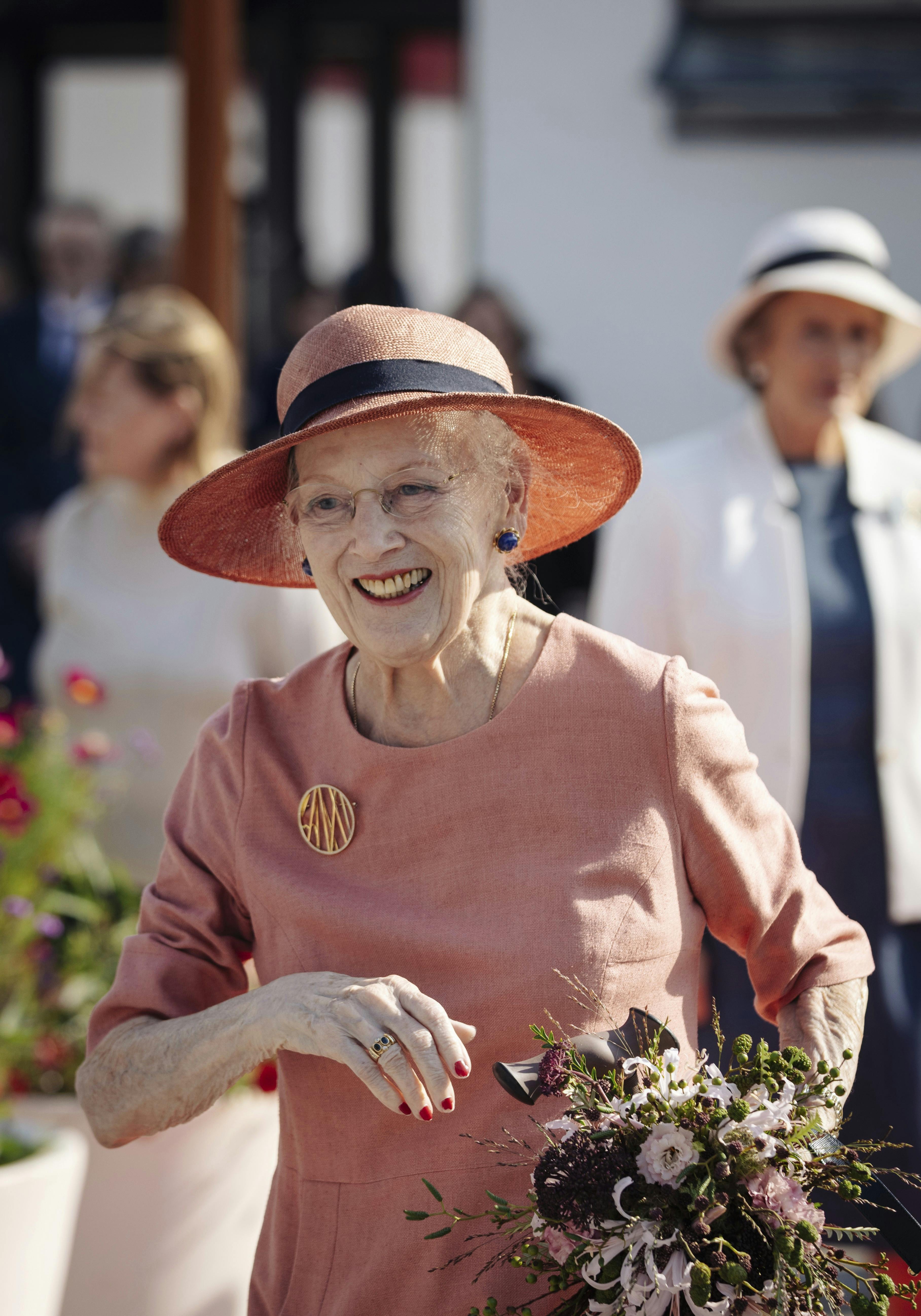 Dronning Margrethe skal de kommende månede bære både gips og stiv nakkekrave.