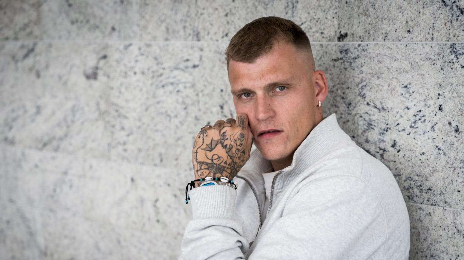 28-årige Sebastian Bull brillerer lige nu i sin karrieres allerførste hovedrolle i det fængslende drama ”Vogter”, hvor han spiller over for en af dansk films dronninger, Sidse Babett Knudsen.