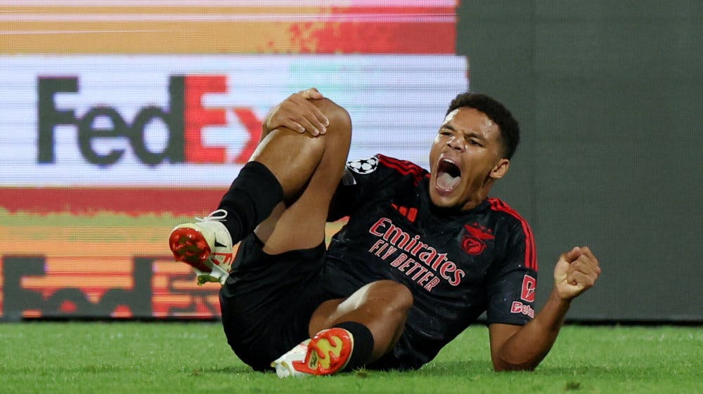 Alexander Bah kom til skade i Champions League-kampen mod Crvena Zvezda, der også er kendt som Røde Stjerne. 