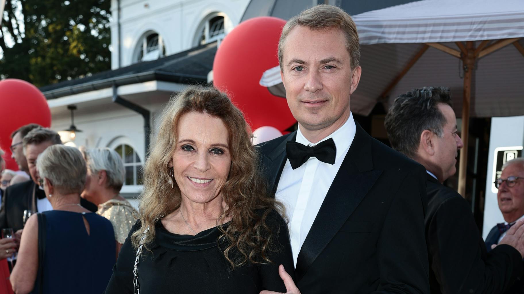 Morten Messerschmidt og Dot Wessman plejer at rejse sydpå med en gruppe venner i november, men ferien kan i år være i fare, da Dot er med i "Vild med dans".