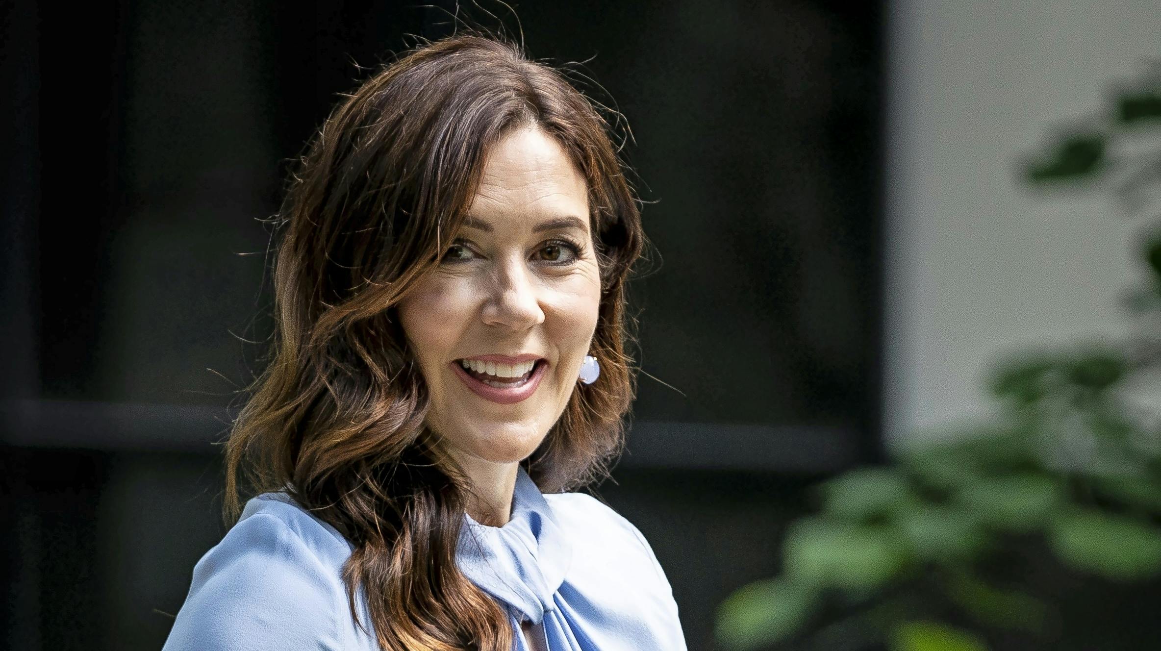 Mary forlader landet.