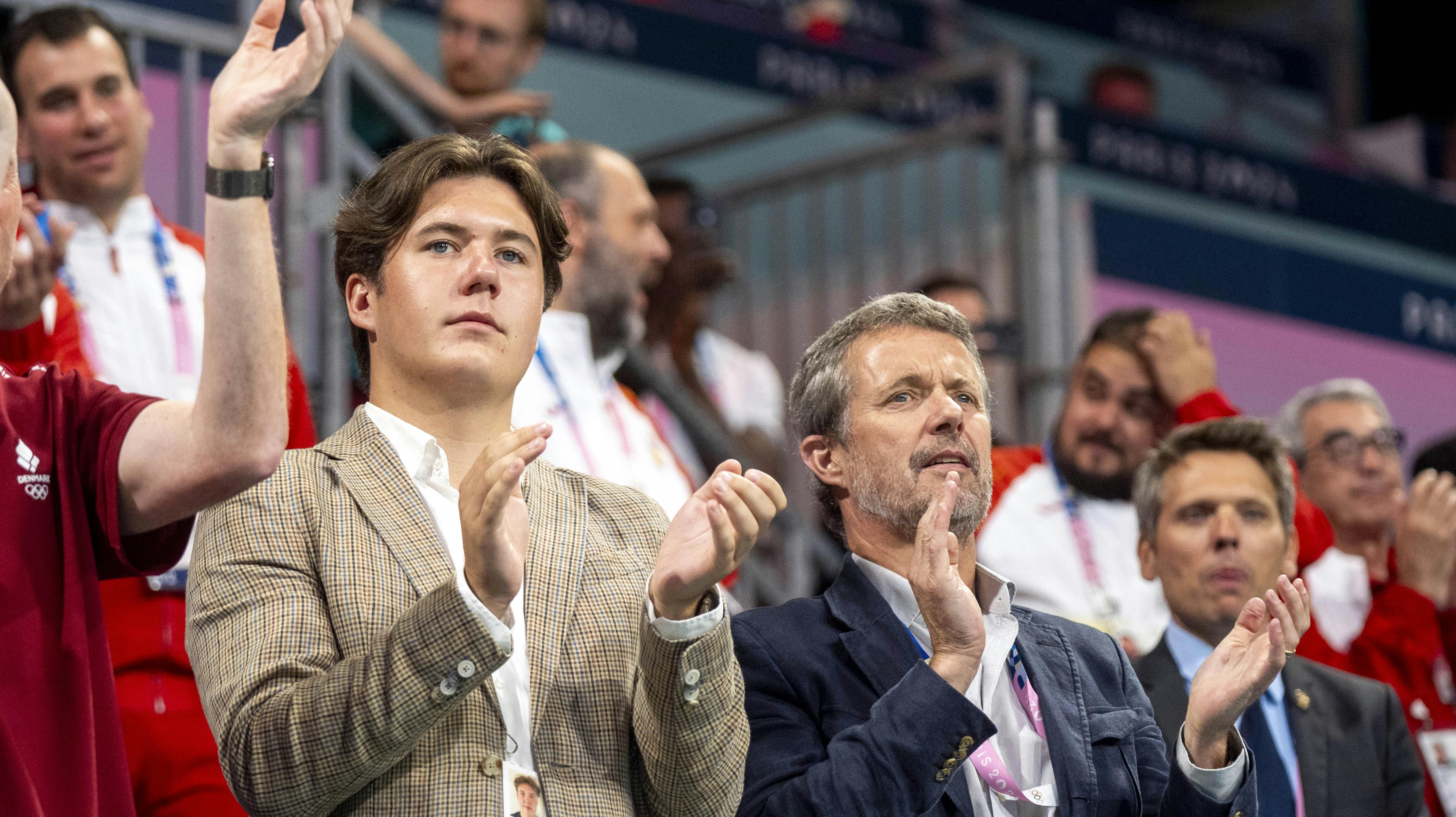 OL Paris 2024Danmark vandt OL guld.Danmark smadrer TysklandKong Frederik og Kronprins ChristianHåndboldherrernes familiemedlemmer var mødt talstærkt op i Lille i Frankrig, hvor de efter sejren over Tyskland overøste spillerne med ros og kærlighed..