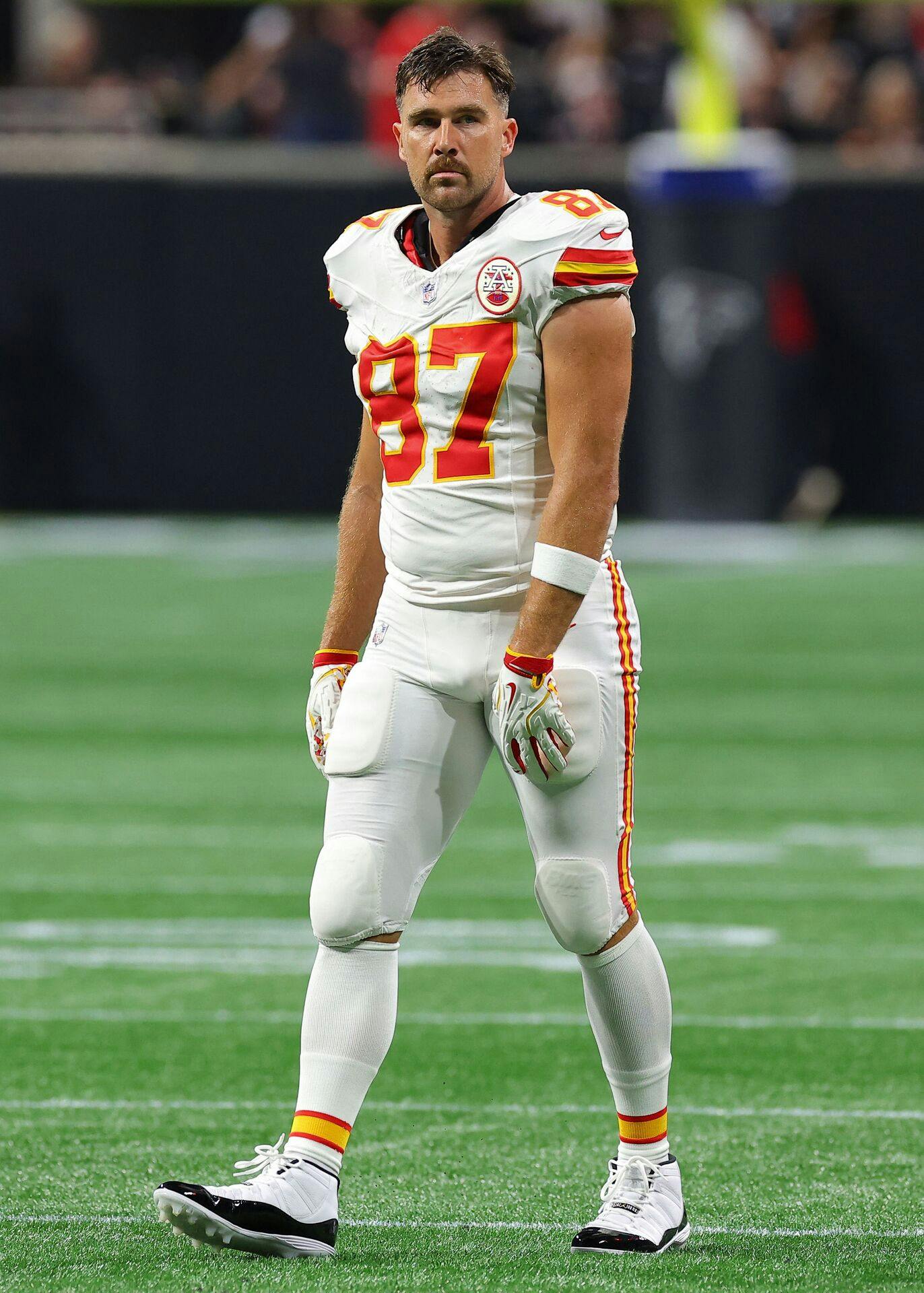 Der var ikke mange smil at spotte hos Travis Kelce, da Kansas City Chiefs søndag spillede mod Atlanta Falcons.