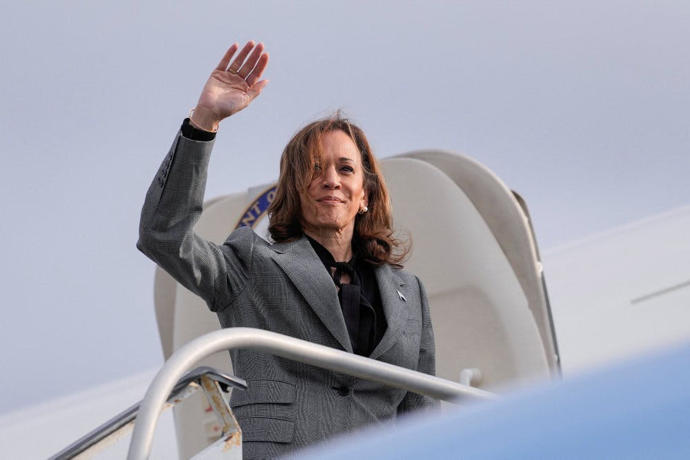 Demokraternes præsidentkandidat, Kamala Harris, går om bord på et fly i LaGuardia lufthavn i Queens i New York City 22. september.