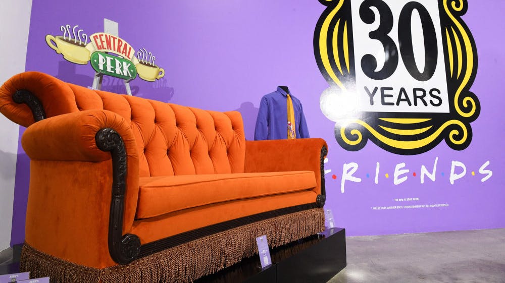 Kostumer og møbler fra den amerikanske komedieserie "Venner" er blevet solgt på en onlineauktion mandag. Den ikoniske orange sofa fra serien blev solgt for 22.500 dollar svarende til omkring 150.000 danske kroner.
