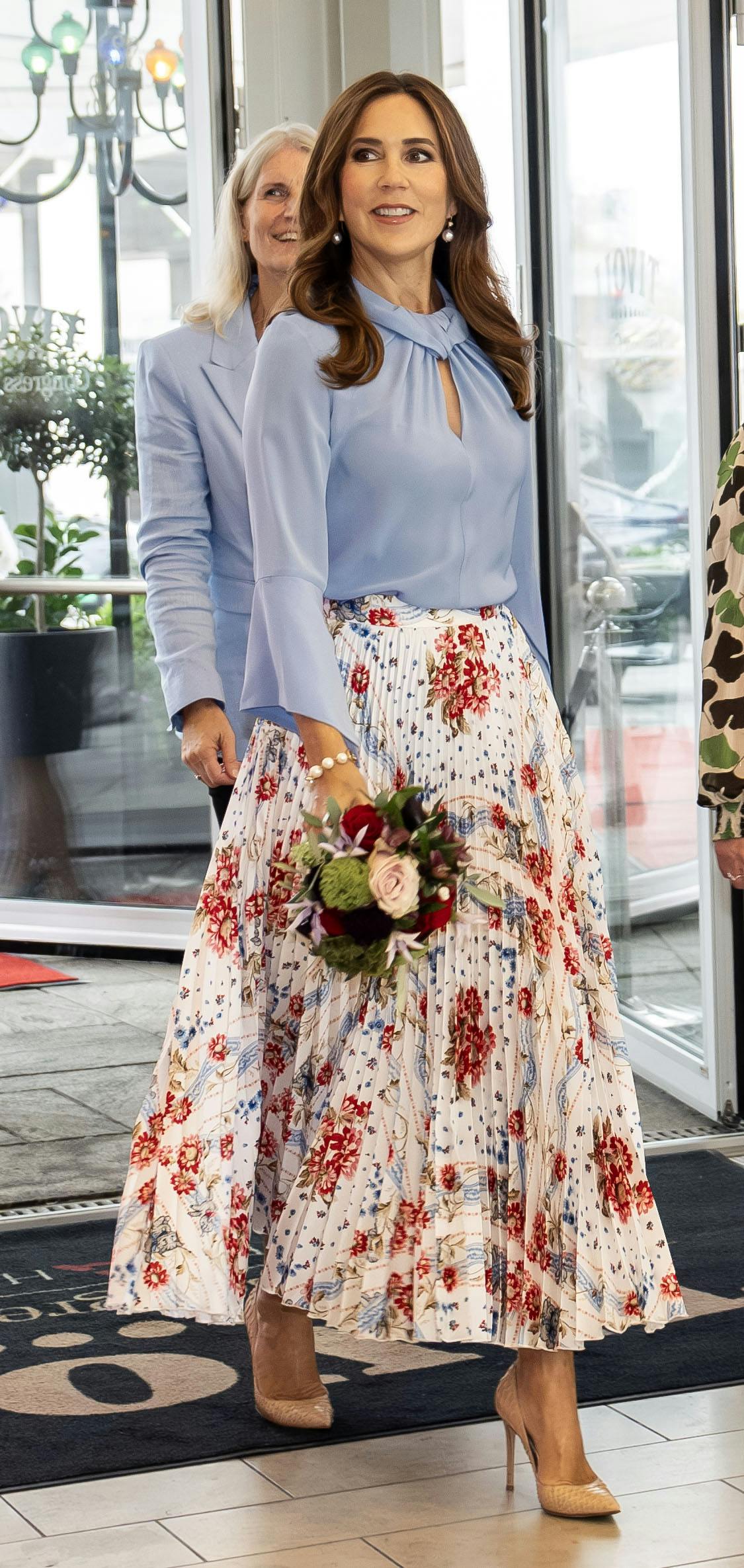Dronning Mary i sit smukke sensommersæt 23. september 2024, hvor hun deltager i den såkaldte Landskonference for sundhedsplejersker i Tivoli.