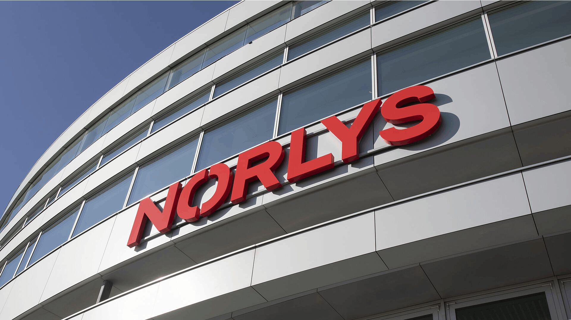 Norlys afskediger tre topledere som en konsekvens af udfordringer med at nå budgetterne i internet- og tv-forretningen. Det skriver selskabet i en pressemeddelelse.