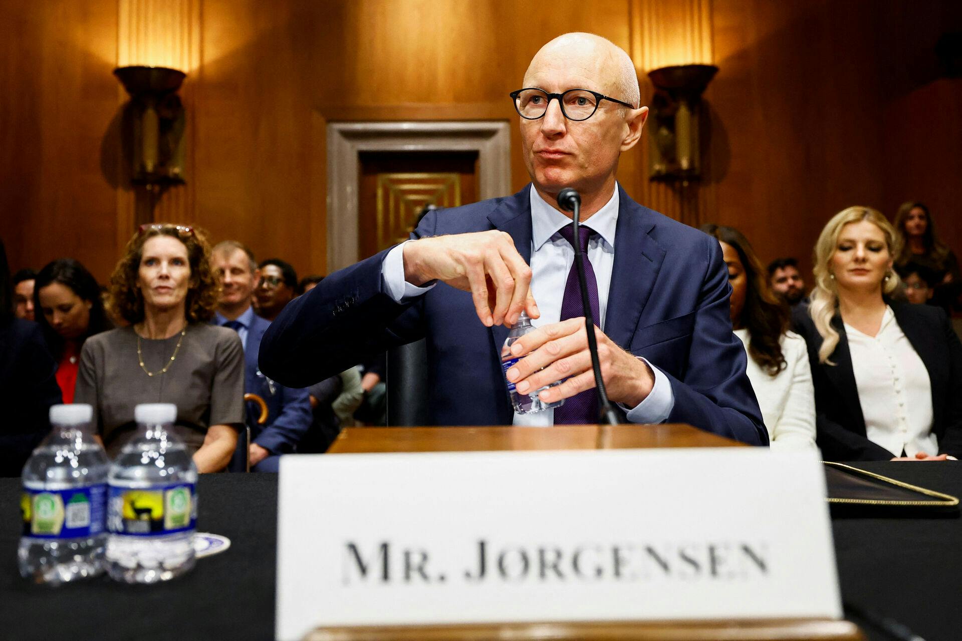 Bernie Sanders skyder tirsdag med skarpt efter Novo Nordisk topchef Lars Jørgensen ved en høring i Senatet. Her prøver Lars Fruergaard Jørgensen at forklare grunden til prisforskellen for Ozempic og Wegovy i forskellige lande.