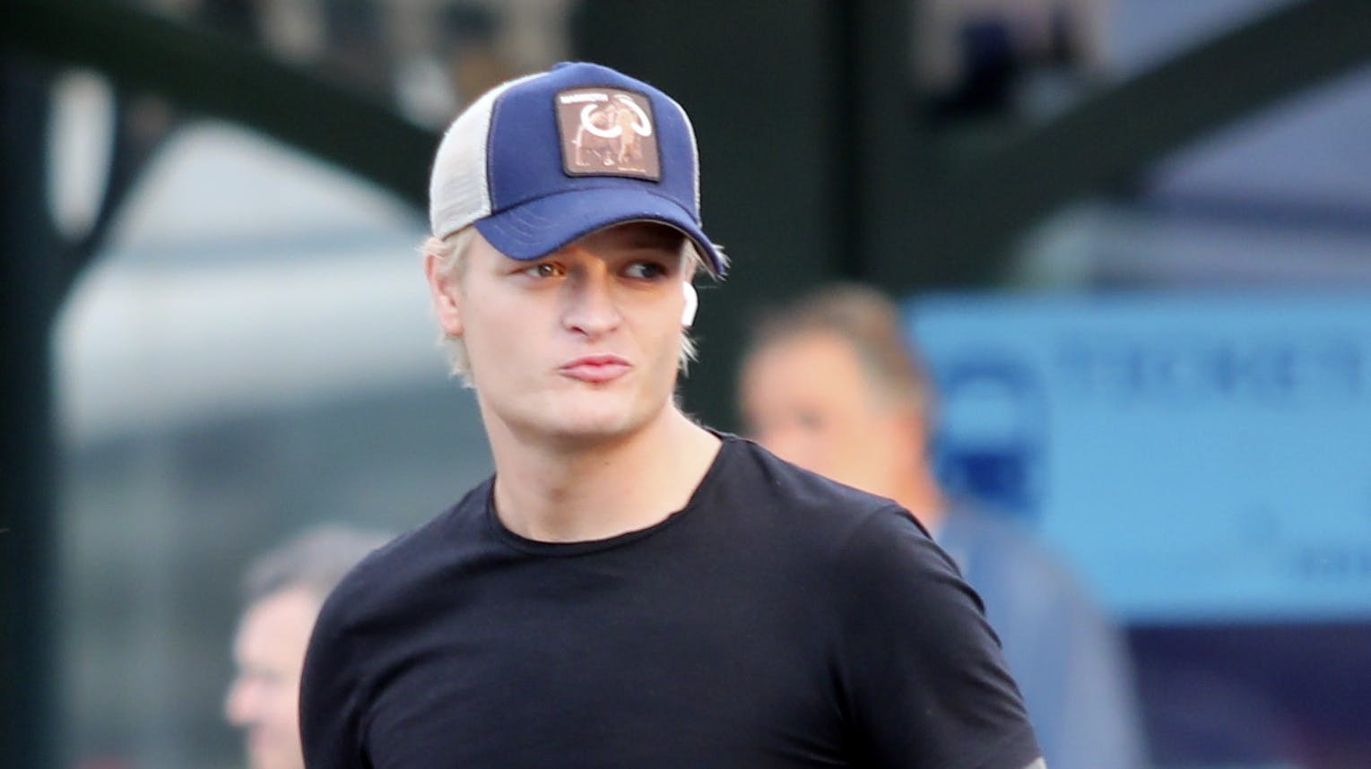 Marius Borg Høiby i lufthavnen i Pisa. Han flygtede for nylig til Italien kort efter de mange anklager begyndte.