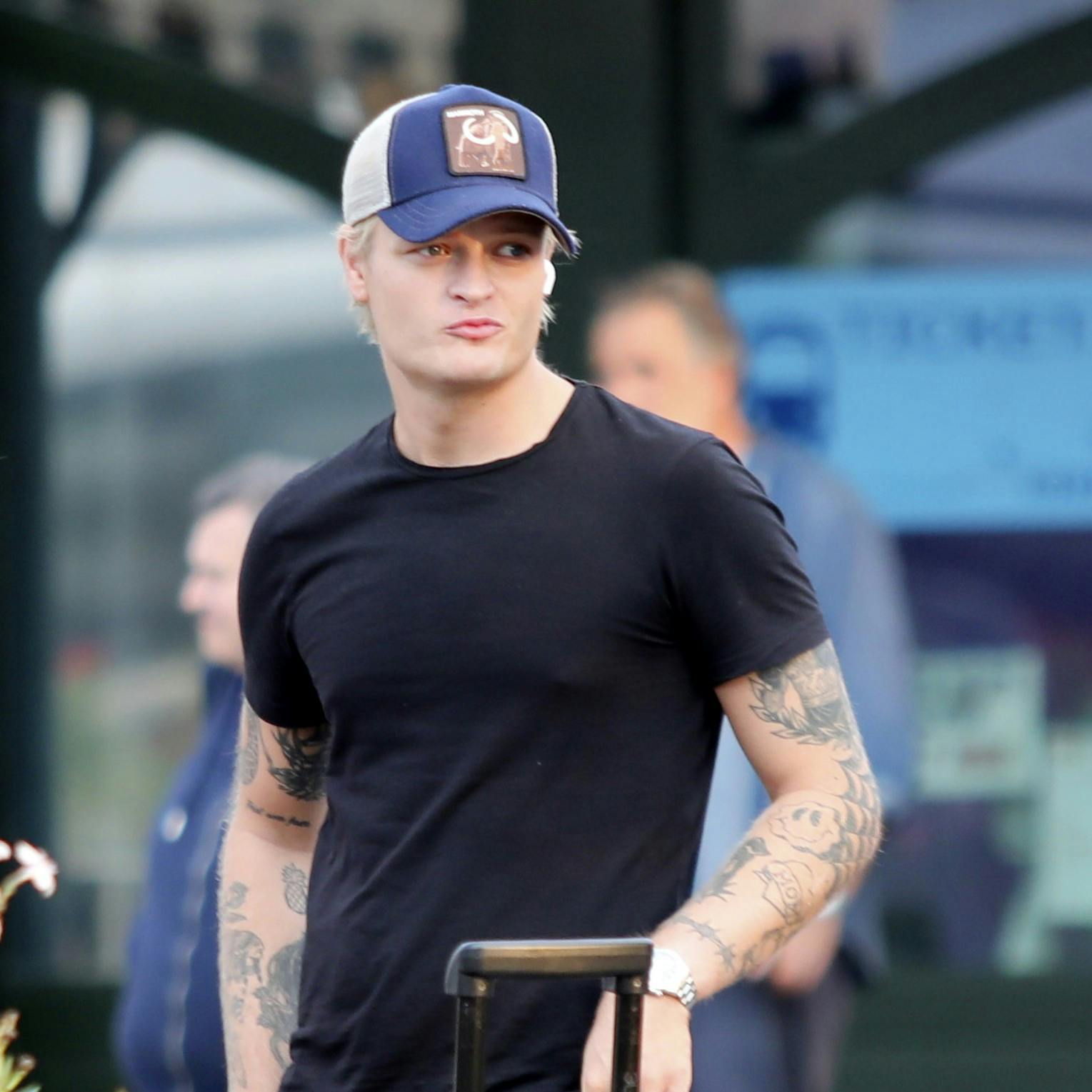 Marius Borg Høiby i lufthavnen i Pisa. Han flygtede for nylig til Italien kort efter de mange anklager begyndte.