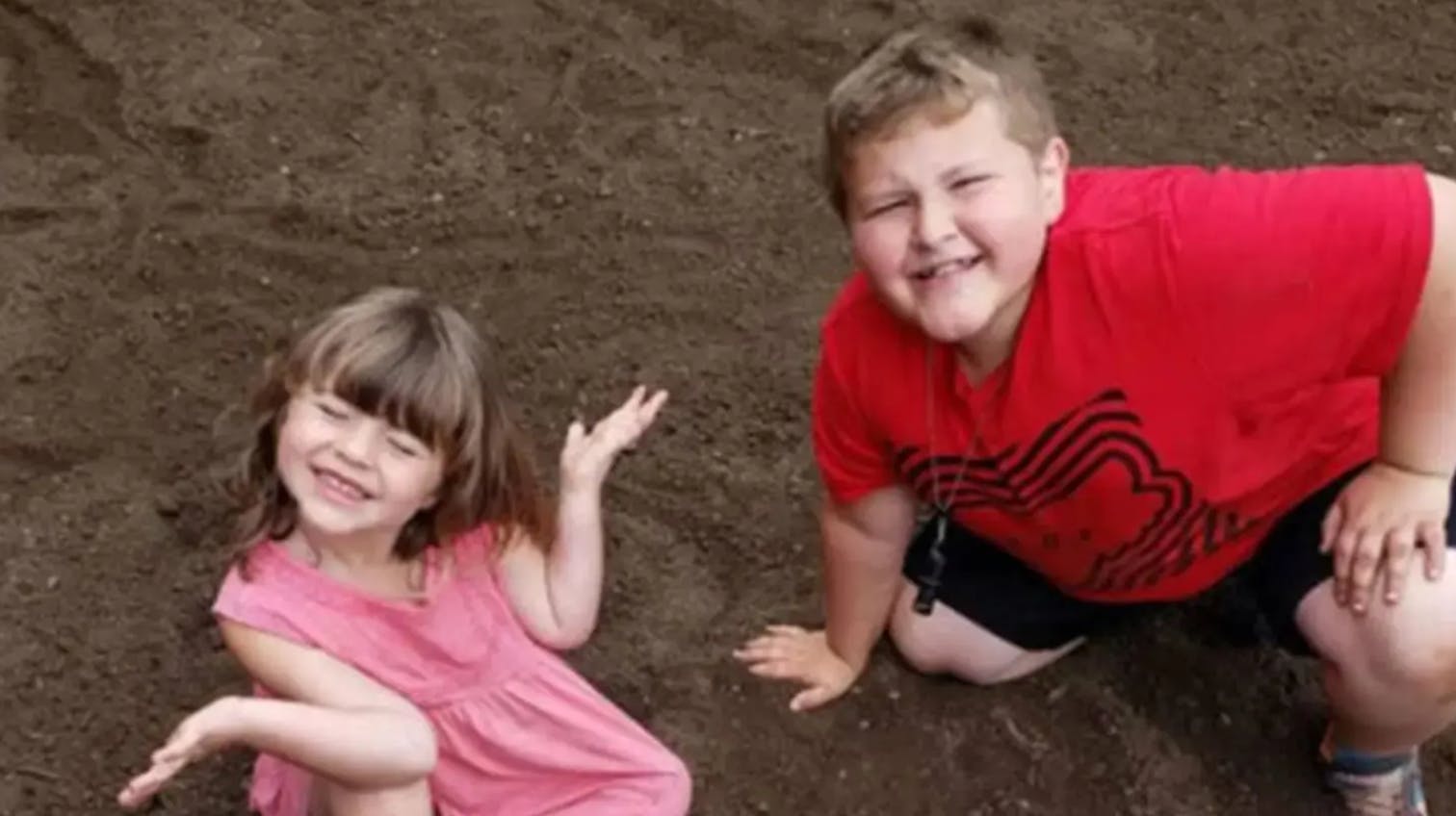 Otteårige Connor og fireårige Brinley blev i september 2019 fundet hængt i deres hjem. Tre dage senere døde de begge på hospitalet. 