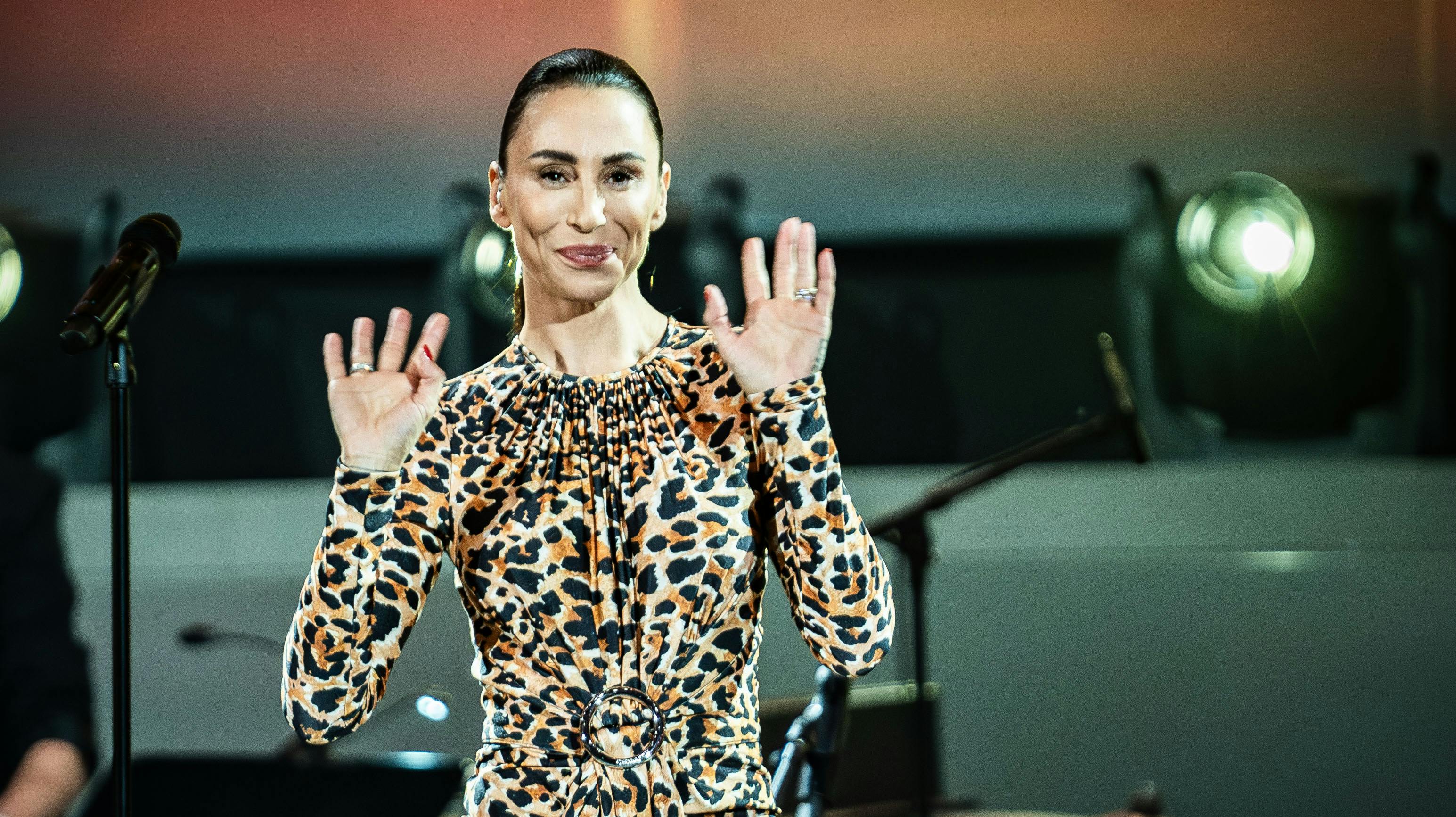 I april fjernede Medina og hendes mand Malo efter fem måneders forgæves spejden efter en køber pludselig deres mondæne luksusvilla fra nettet.