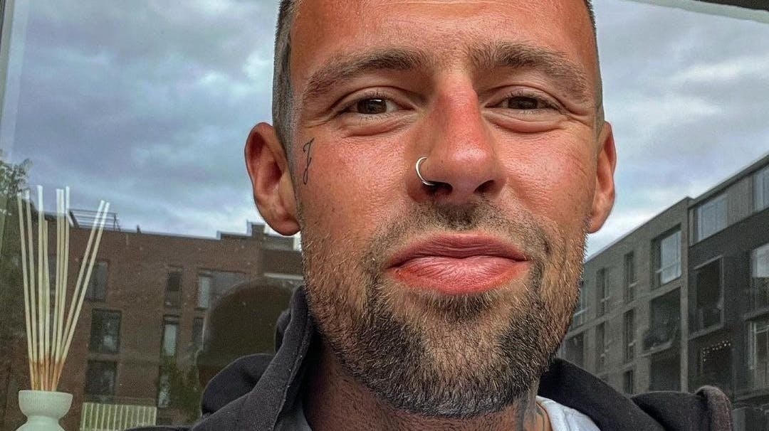 Tobias Friberg var tirsdag formiddag i retten, hvor han har været adskillige gange den seneste måned – lige nu sidder han varetægtsfængslet for vold og trusler.