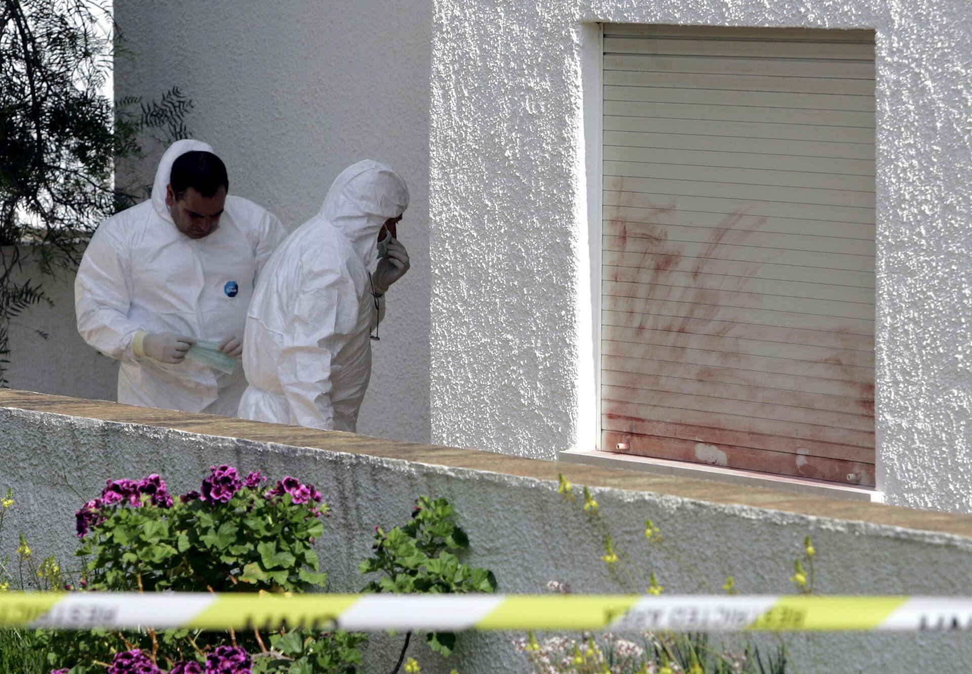 Efterforskere undersøger lejligheden, hvorfra Maddie McCann forsvandt 3. maj 2007.