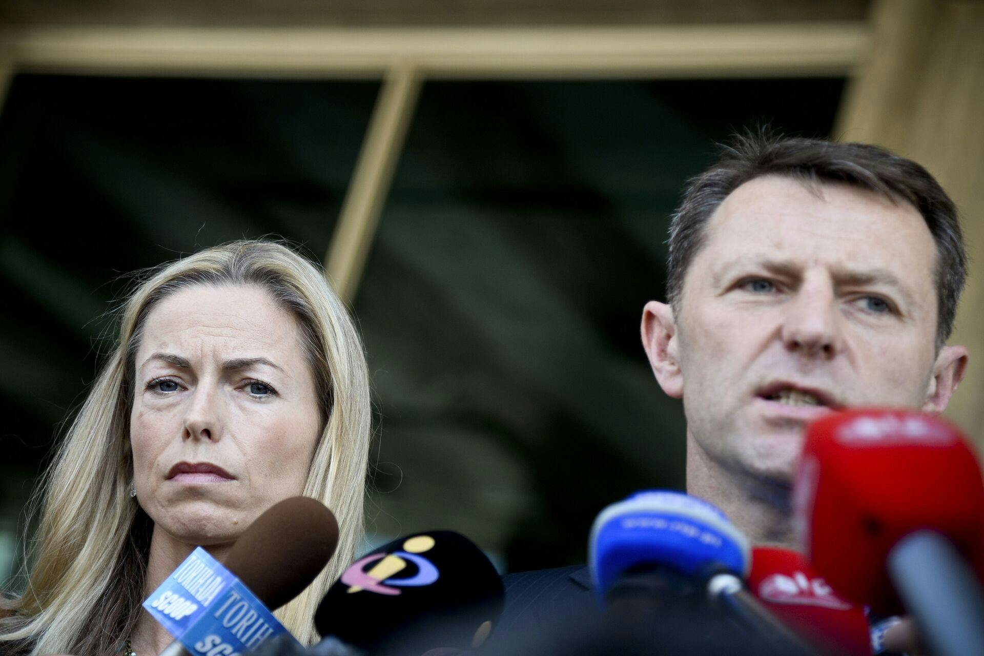 Kate McCann og hendes ægtemand Gerry McCann taler foran i Lissabon i forbindelse med sagen om den portugisiske efterforsker.
