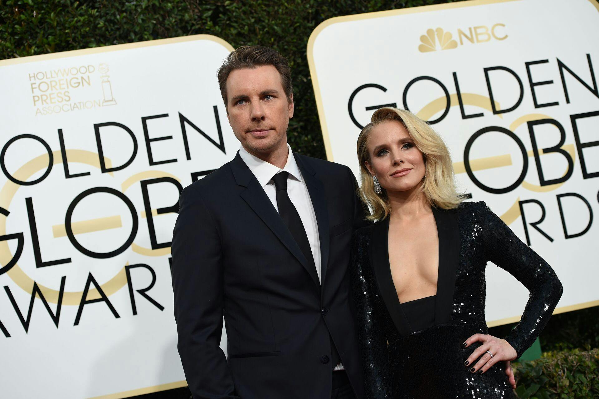 Actors Kristen Bell and Dax Shepard arrive at the 74th annual Golden Globe Awards, January 8, 2017, at the Beverly Hilton Hotel in Beverly Hills, California. / AFP PHOTO / VALERIE MACON