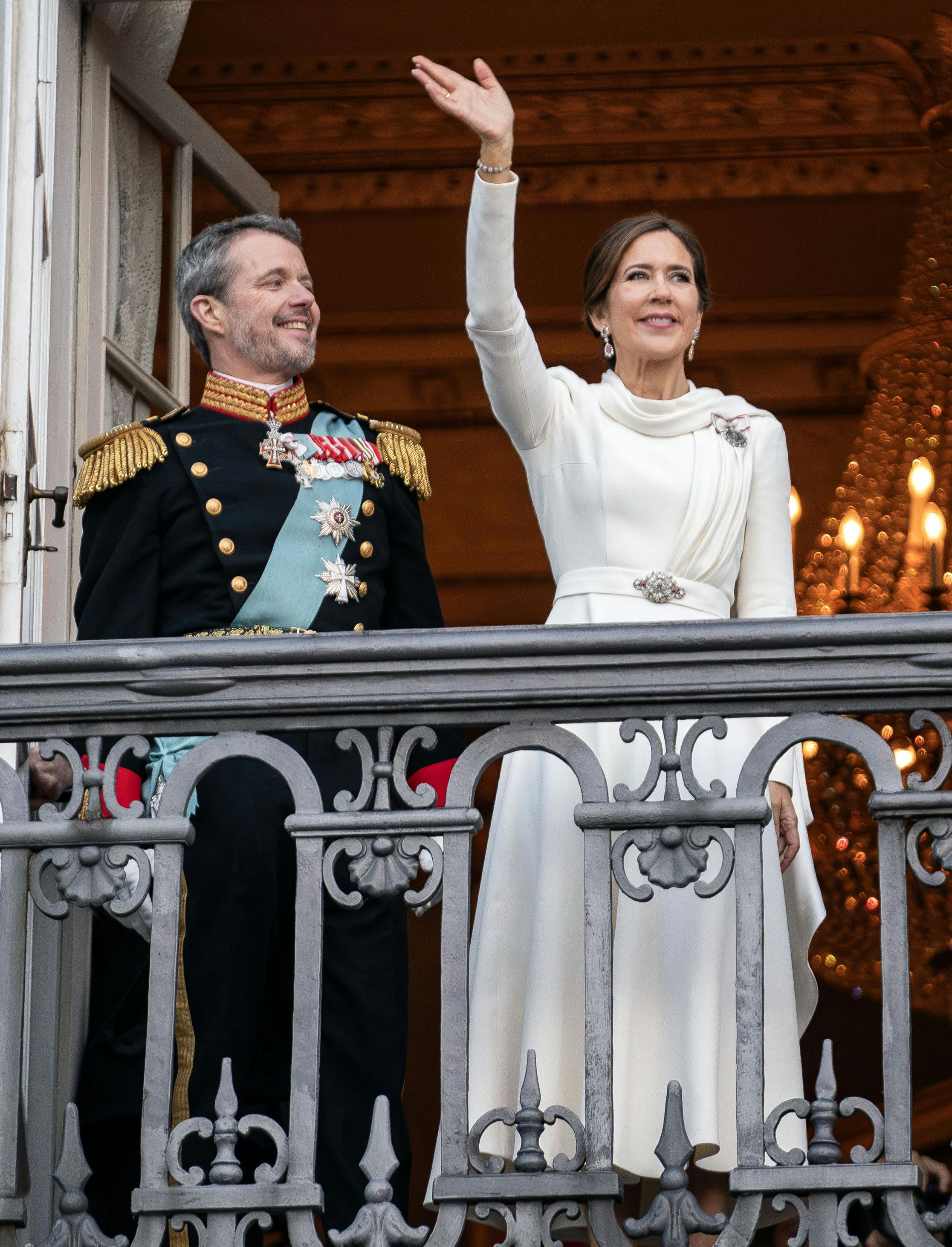 OPGAVE:  Proklamation af H.M. Kong Frederik 10. sammen med H.M. Dronning Mary, Kronprins Christian, prinsesse Isabella, prinsesse Josephine og prins VincentHer hyldes familien på balkonen af deres palæ STED: Frederik VIII's Palæ, Amalienborg slotJOURNALIST: Marianne Singer, Ulrik UlriksenFOTOGRAF: Hanne JuulDATO: 20240114