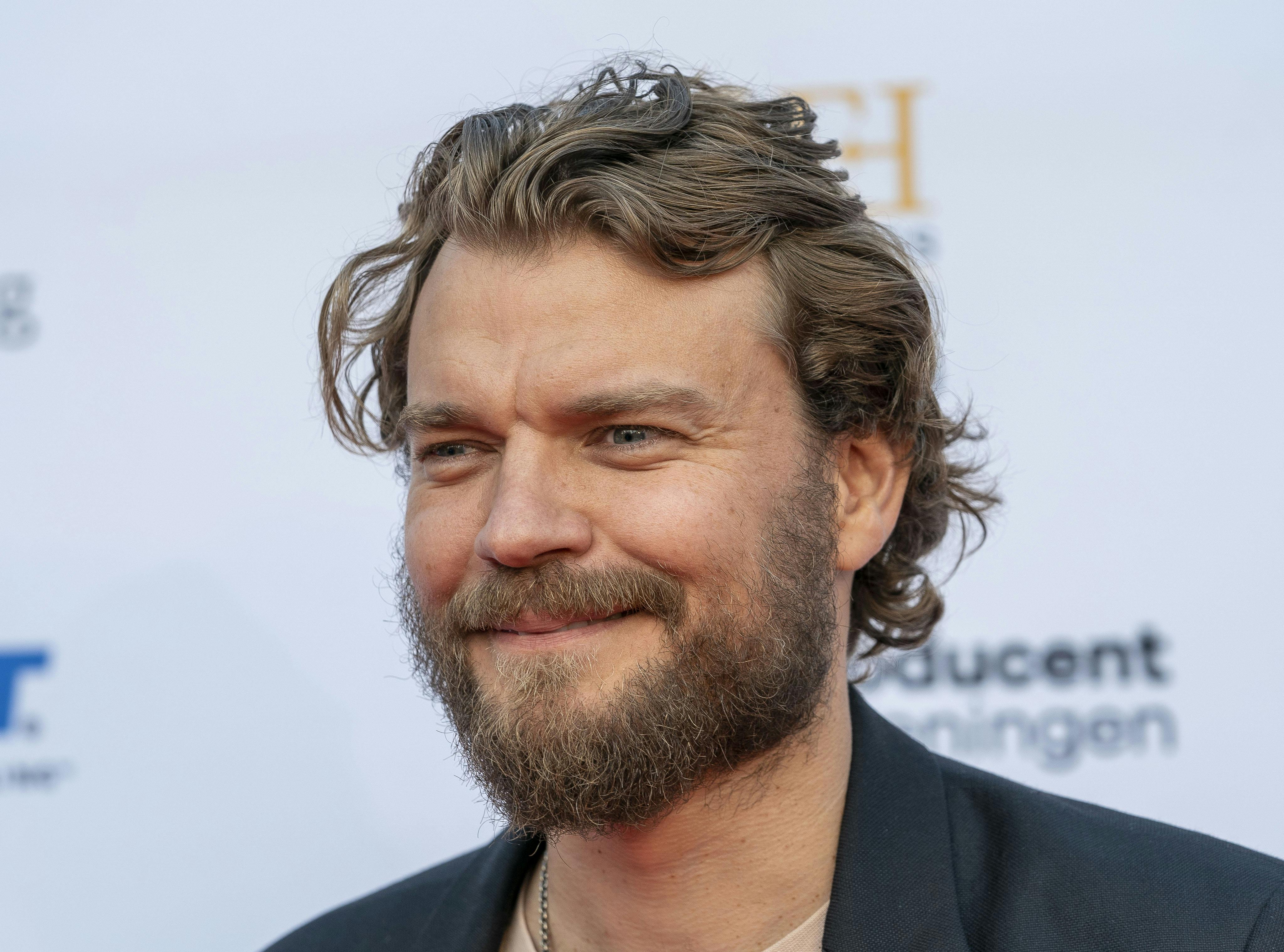 Skuespiller Pilou Asbæk og Berlingskes madanmelder Søren Frank er blevet politianmeldt efter et besøg på en restaurant.