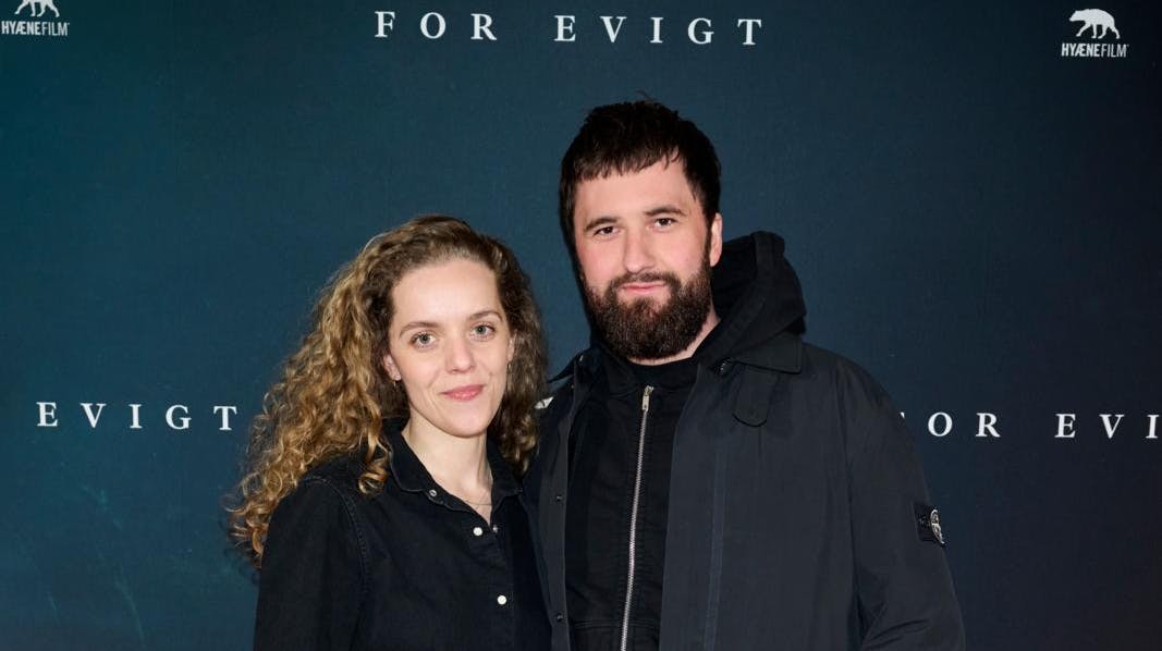 Jonas Risvig er lige nu aktuel med sin første spillefilm "Kontra". Her ses han til en premiere med kæresten, Emma Helt. 