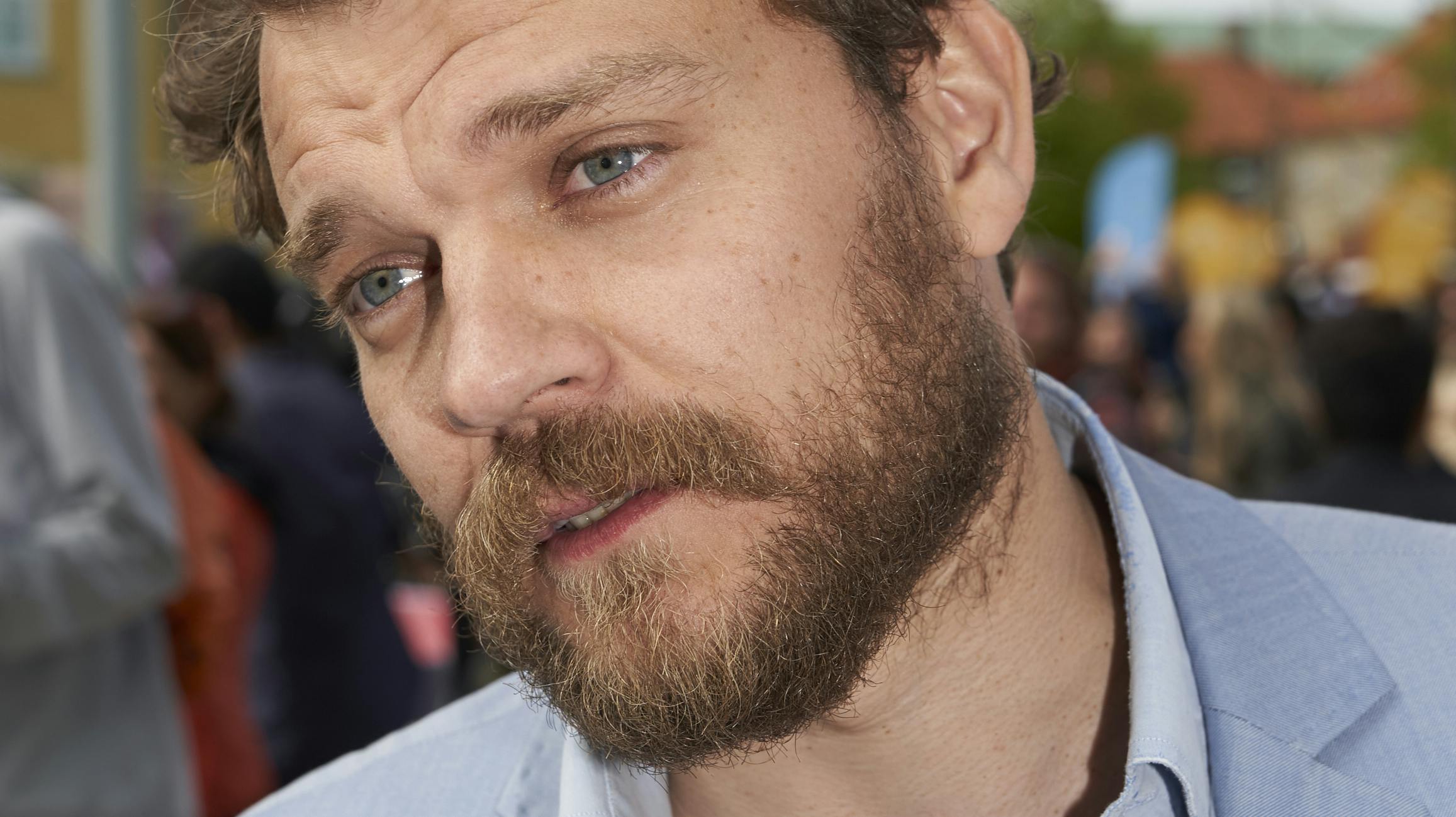 Pilou Asbæk er ked af, han for en kort stund satte sine dyreetiske forpligtelser til side, for at behage en færøsk vært, der serverede levende dyr.