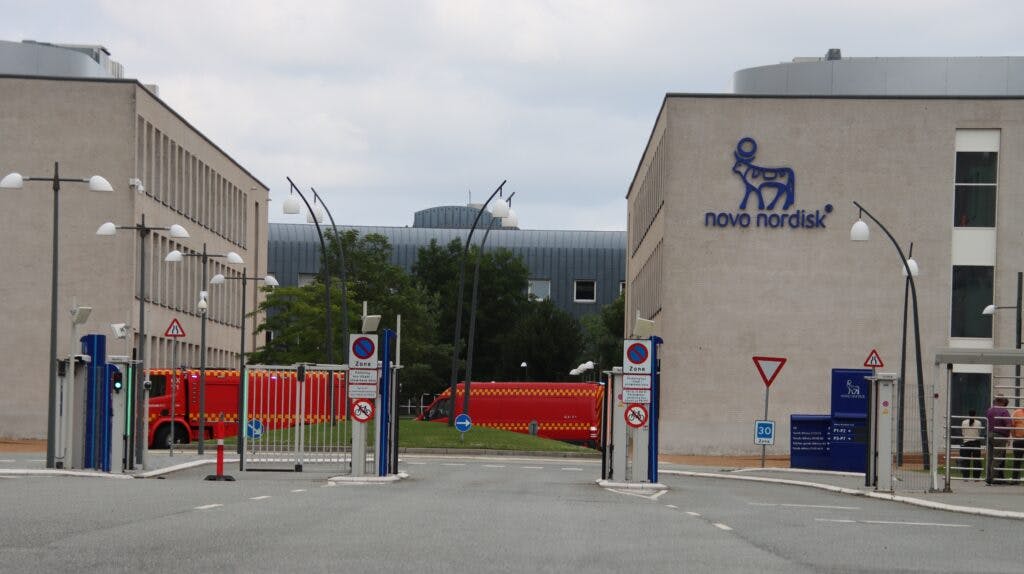 En person er angiveligt faldet ned fra et tag i forbindelse med en arbejdsulykke hos Novo Nordisk i Måløv.
