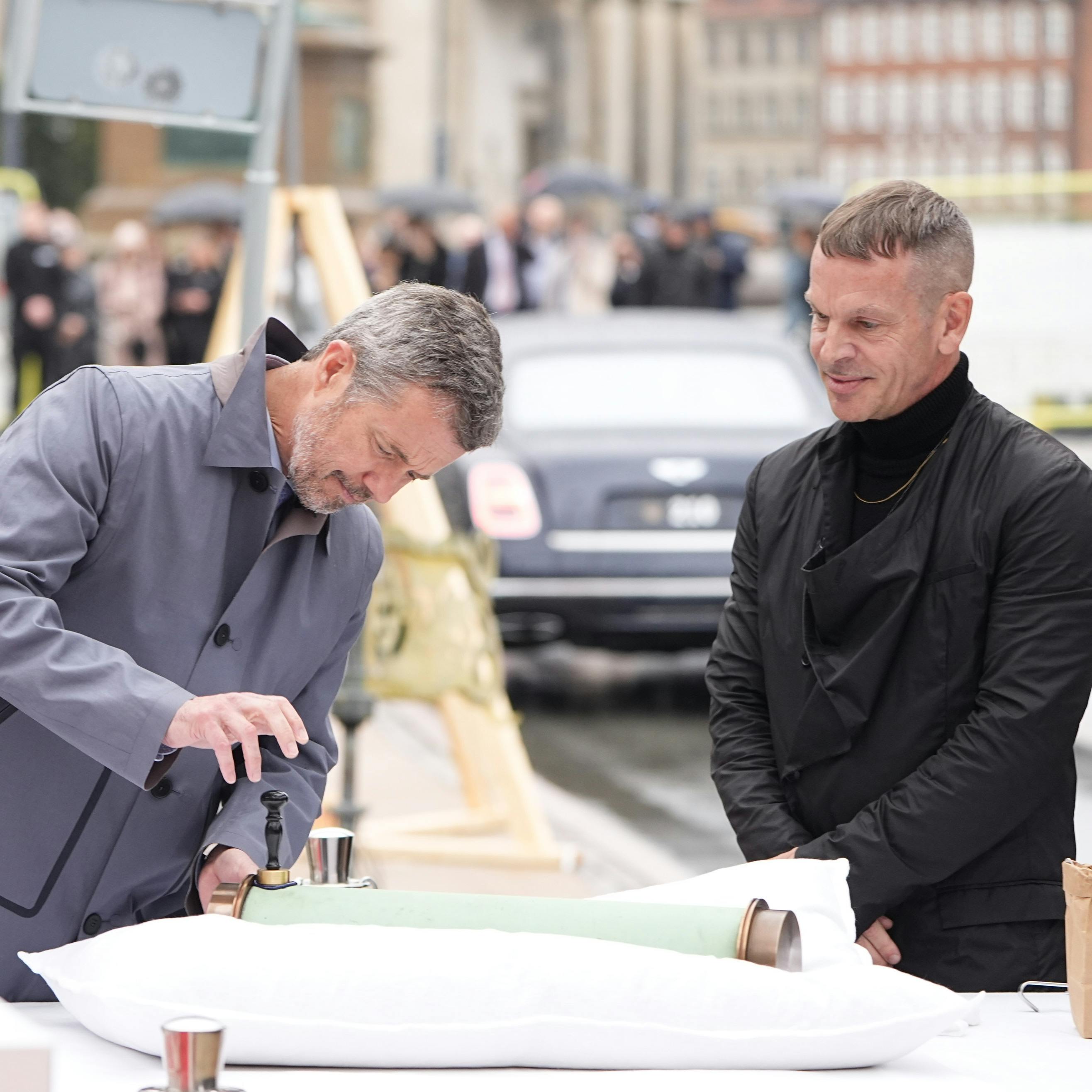 Kong Frederik havde fået til opgave både at indsætte en grundsten og en tidskapsel på det nye Børsen.