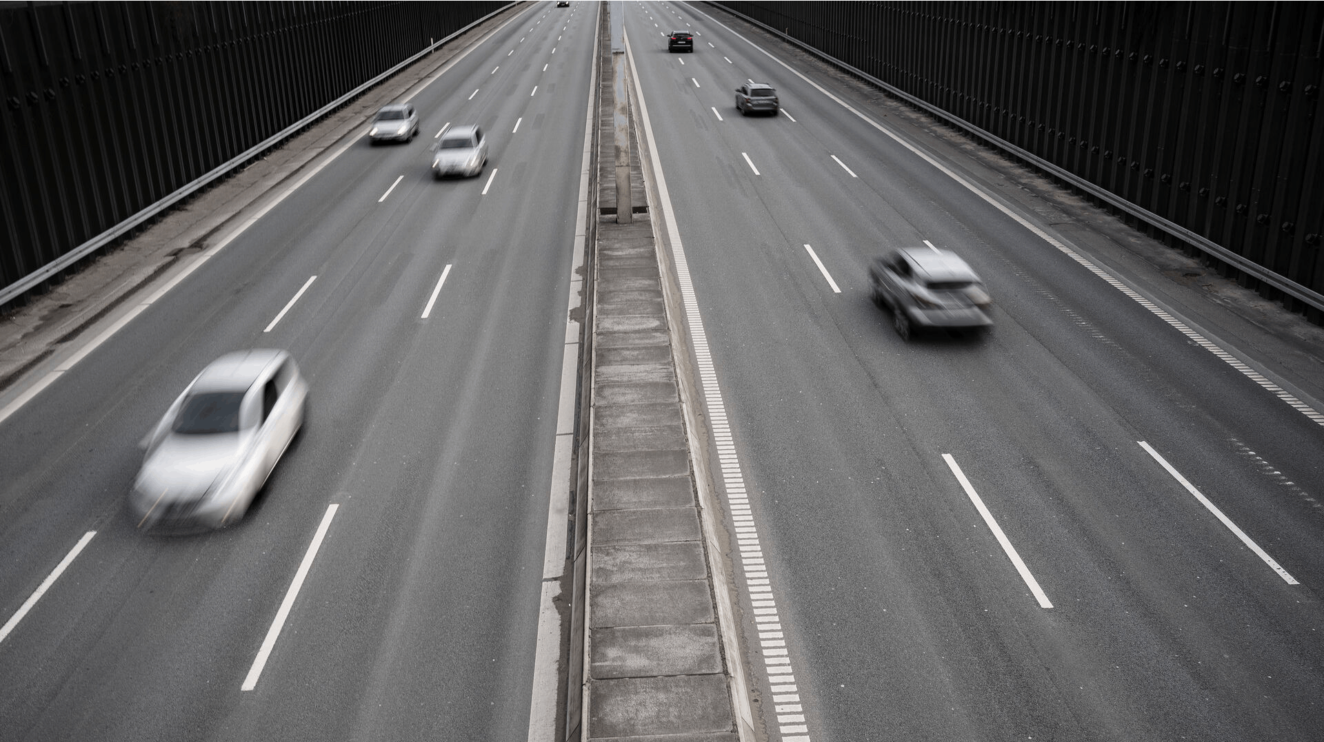 God plads på Helsingørmotorvejen ved Hellerup, mandag den 16. marts 2020. Danmark lukker ned på grund af COVID-19. Byrummet er stort set tomt. Pladser, parker, anlæg m.m. ligger øde hen. . (Foto: Liselotte Sabroe/Ritzau Scanpix)