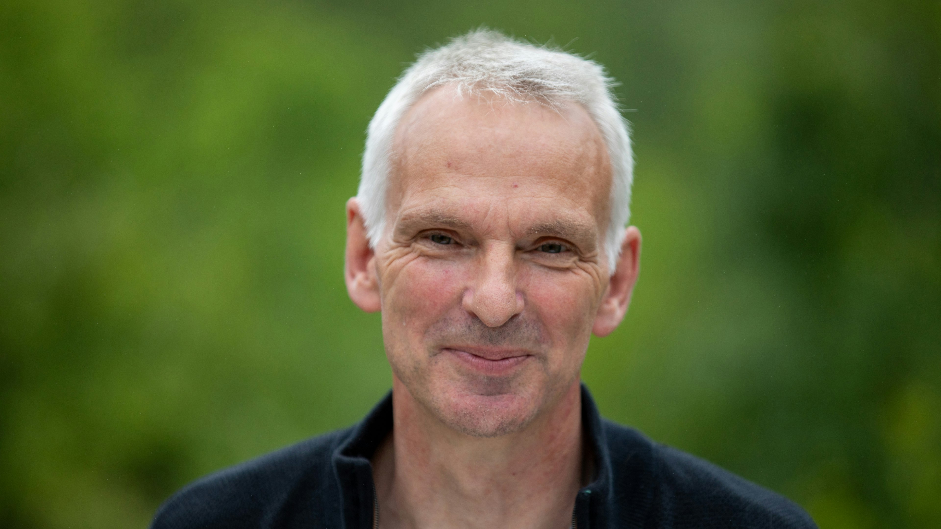 Mikael, 57 år og bor i Rudkøbing. Uddannet mekaniker, arbejder som servicetekniker. At være 57 bør ikke begrænse en, for alder er bare et tal, mener Mikael. Dyrker masser af sport og har blandt andet løbet maraton og deltaget i flere Nordic Race-løb. Er med i 'Flokken' for at udfordre sig selv endnu mere.