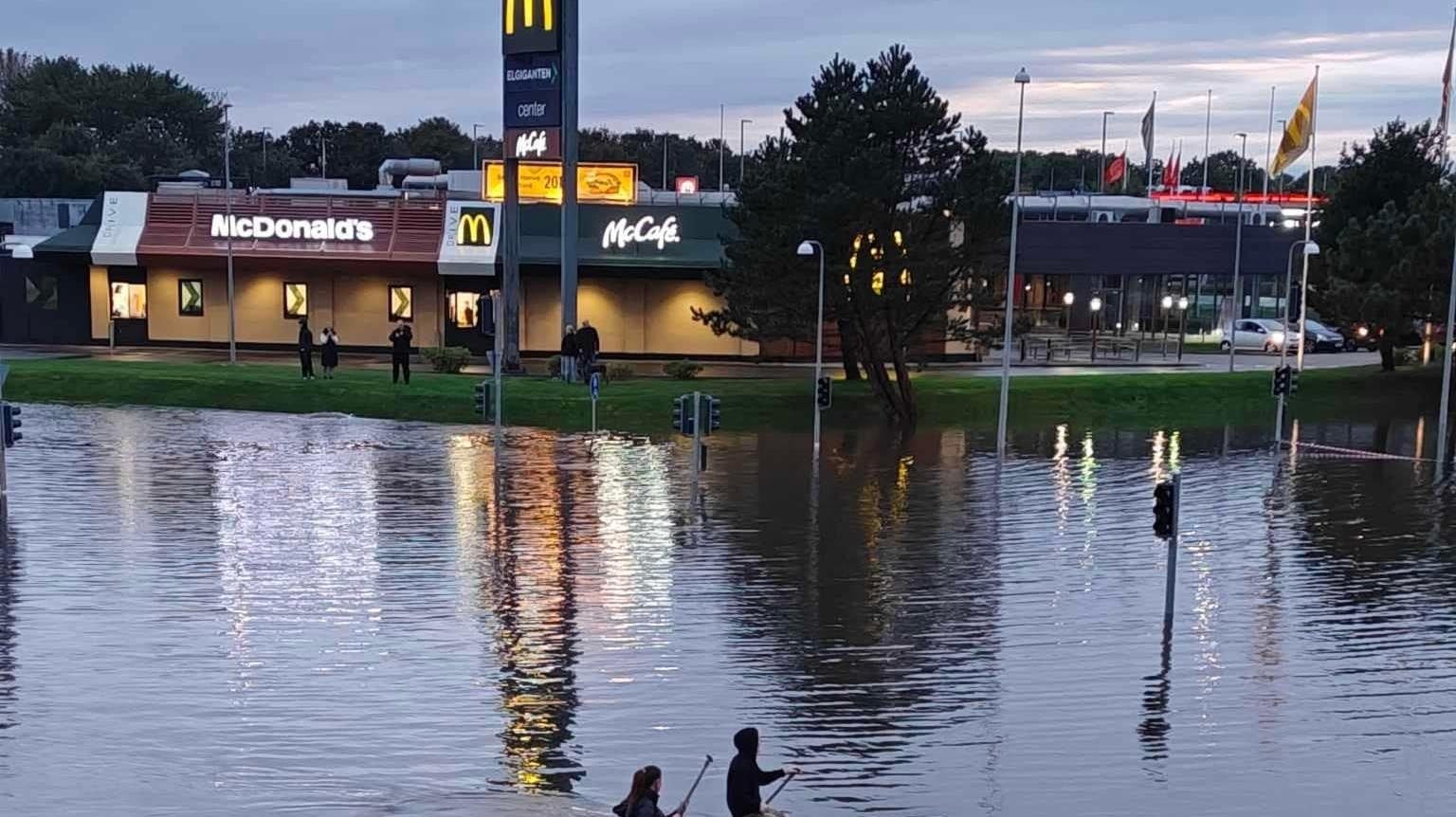 Det vilde vejr oversvømmede store dele af Esbjerg fredag.